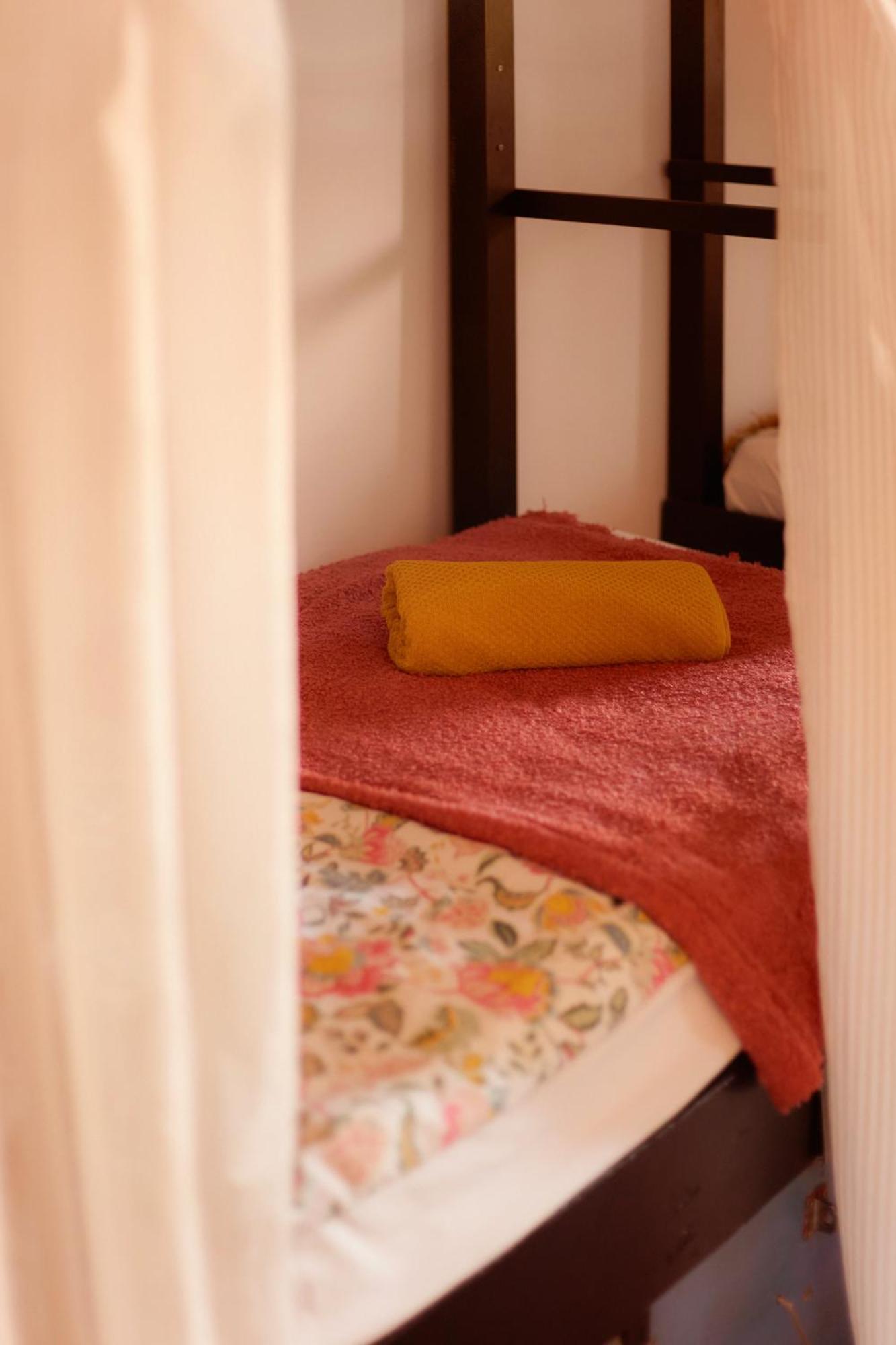 Cama en habitación femenina compartida de 4 camas
