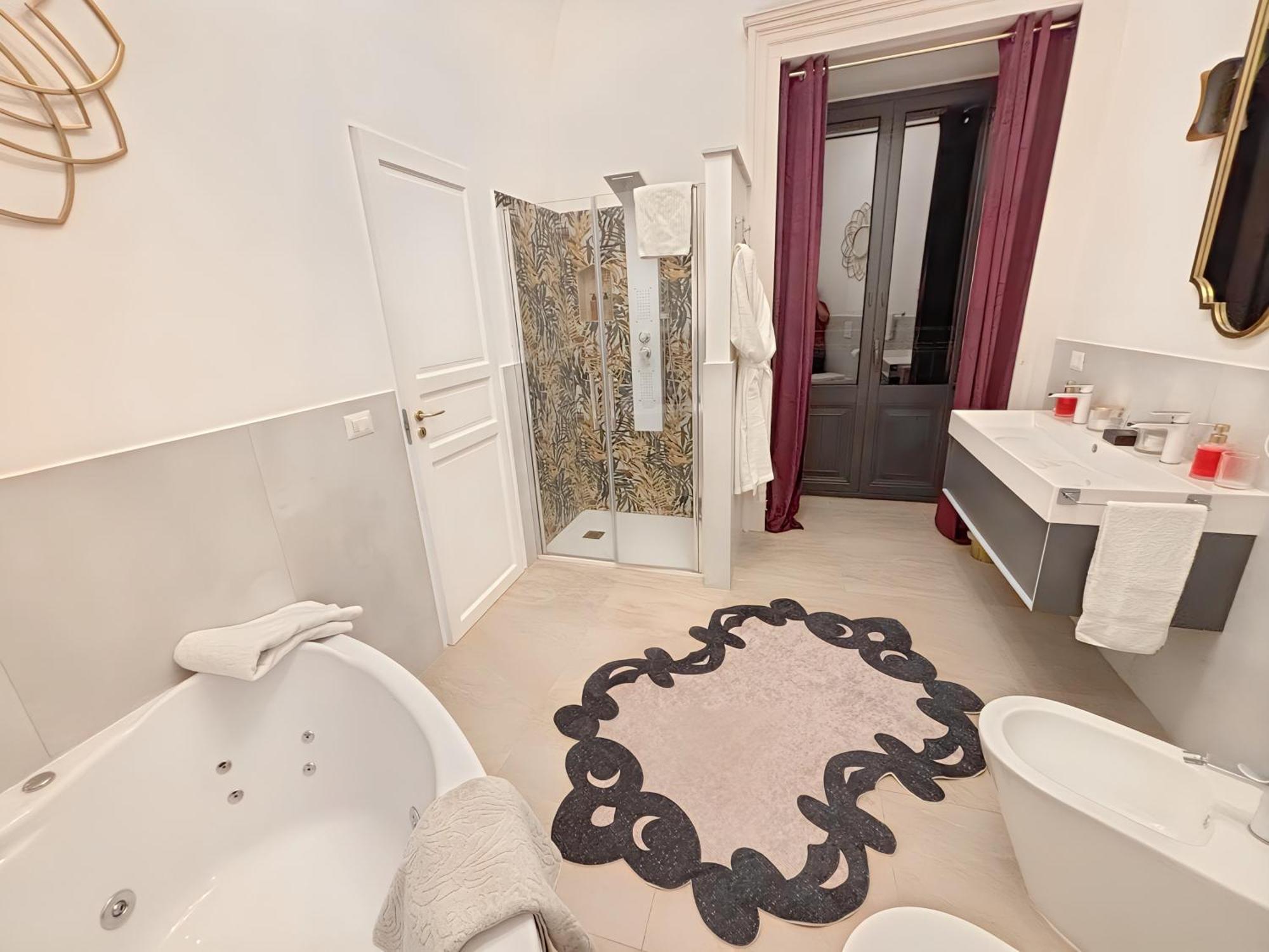Deluxe Suite Spa Bath