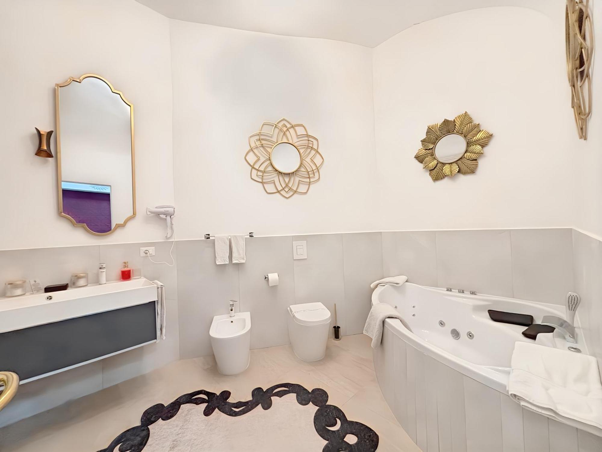 Deluxe Suite Spa Bath
