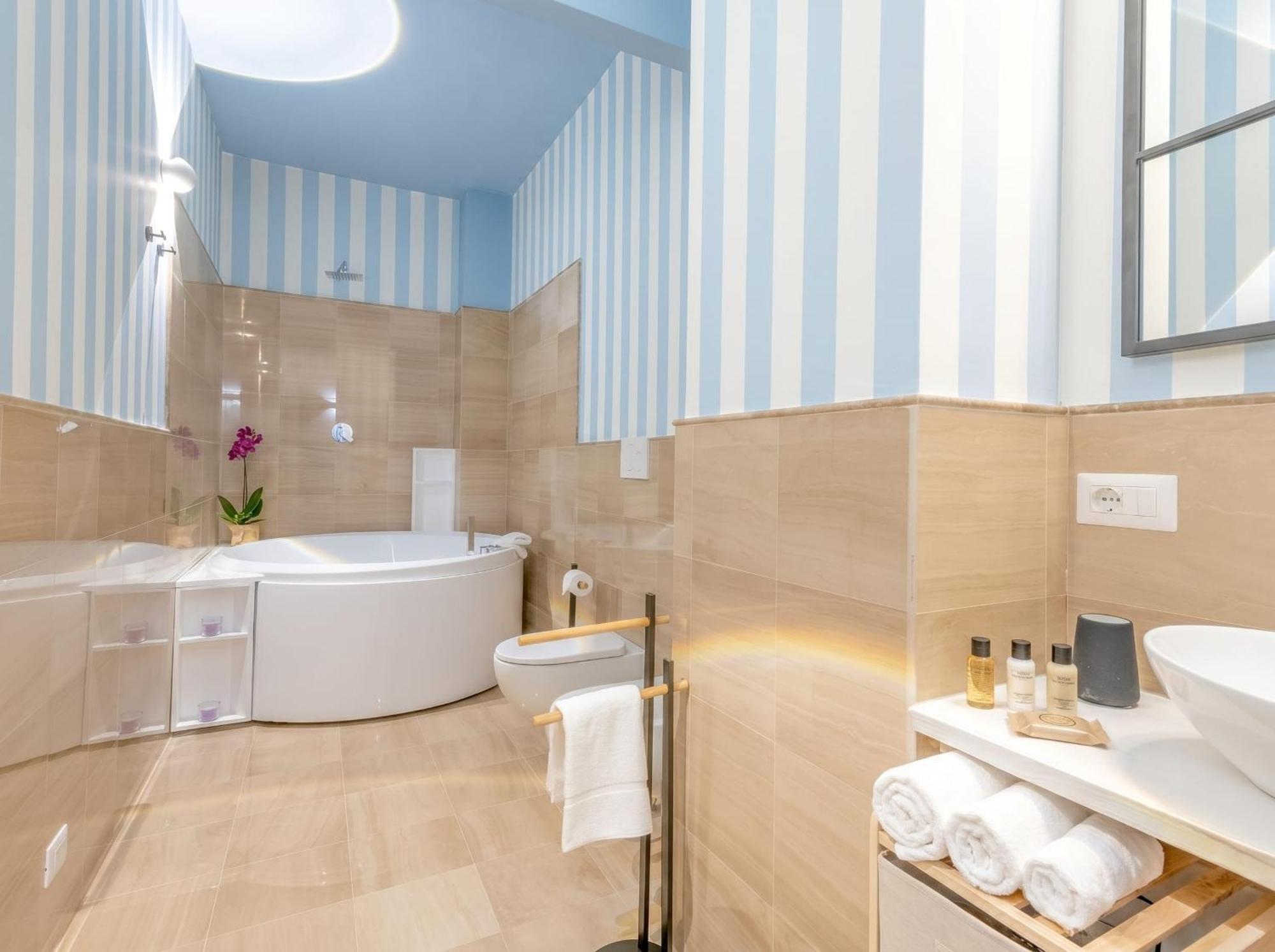 King Suite Spa Bath,1772673485:JPEG