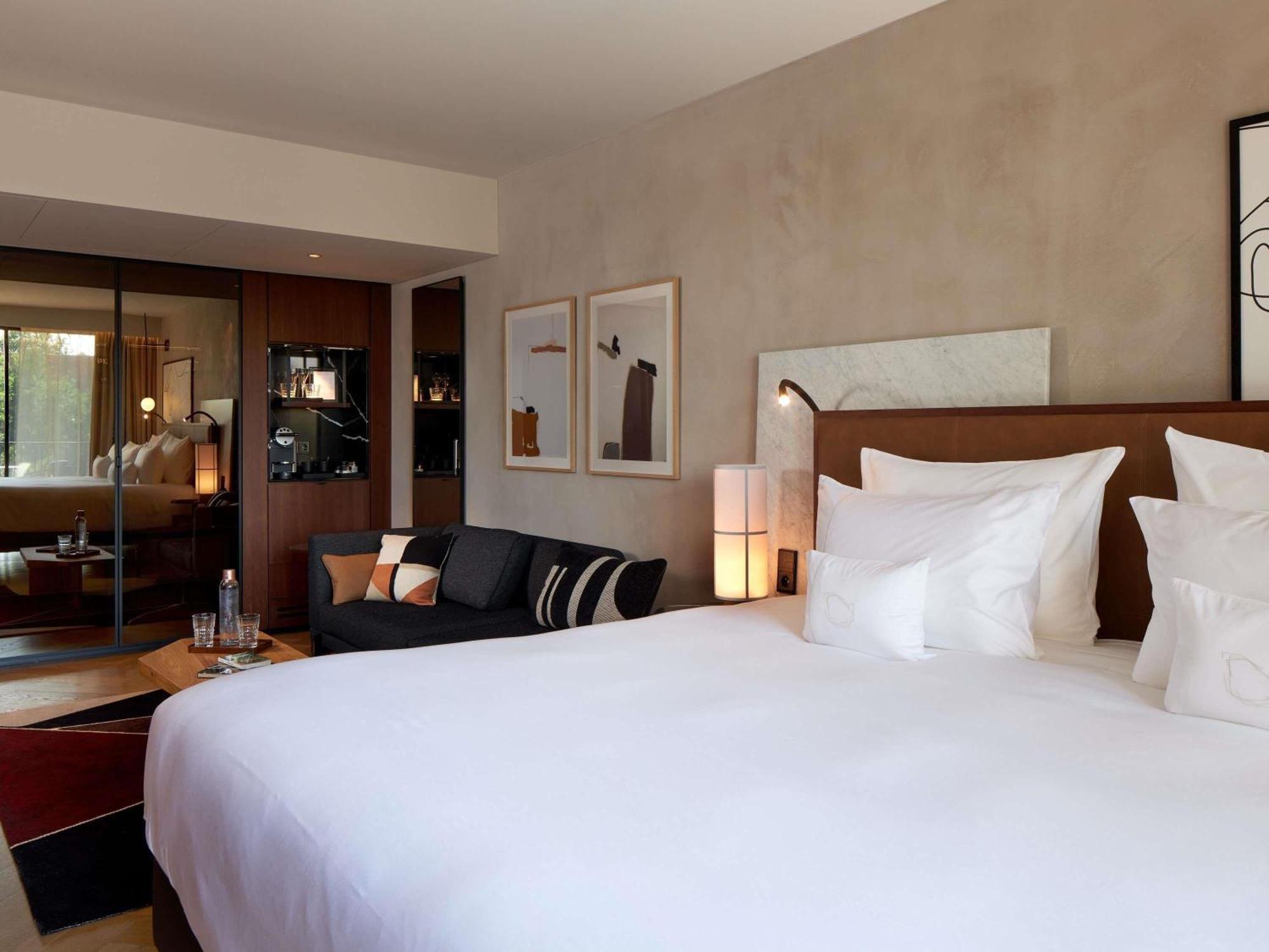 Habitación doble deluxe con cama grande y balcón