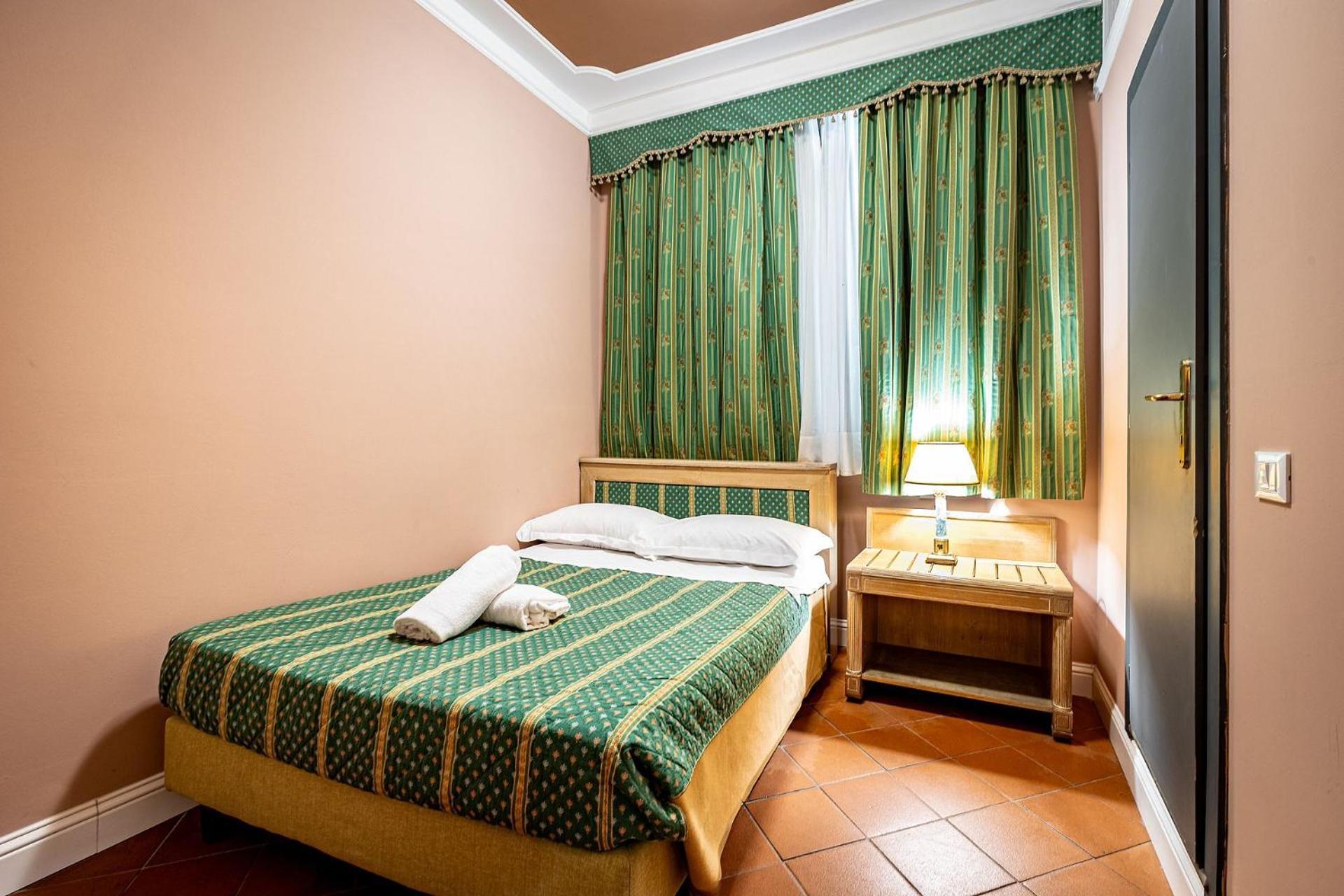 Queen Room,1773679412:JPEG