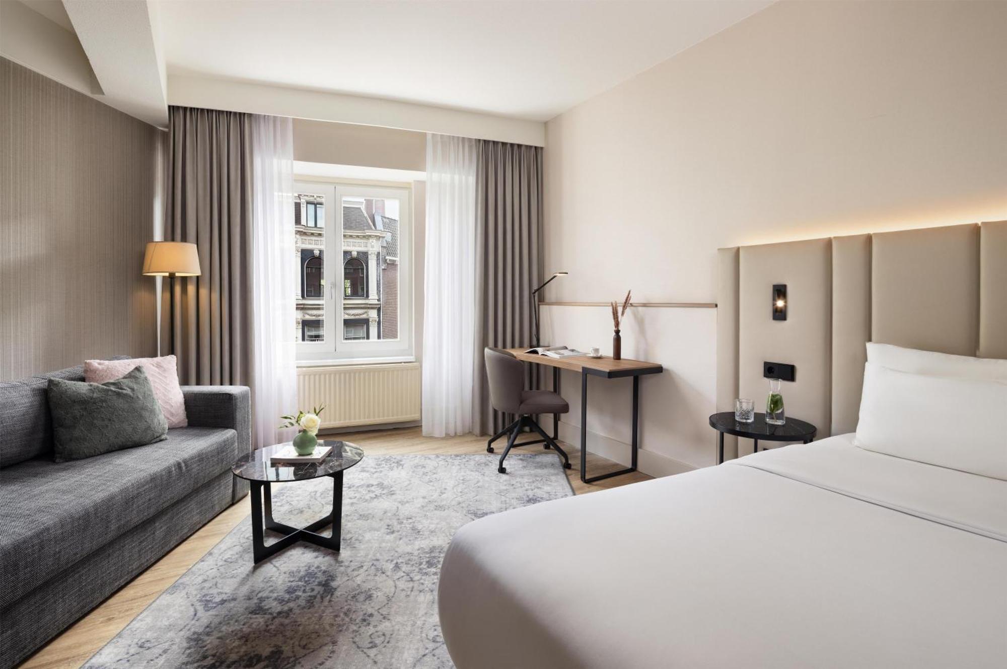 Superior Street View Room