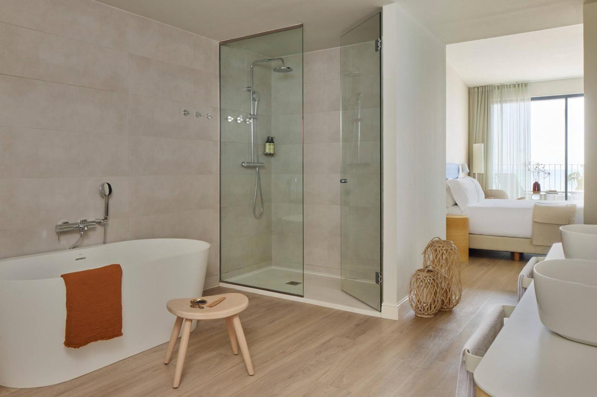 Estudio ME + Suite Junior con vistas al mar (2 adultos + 2 niños)