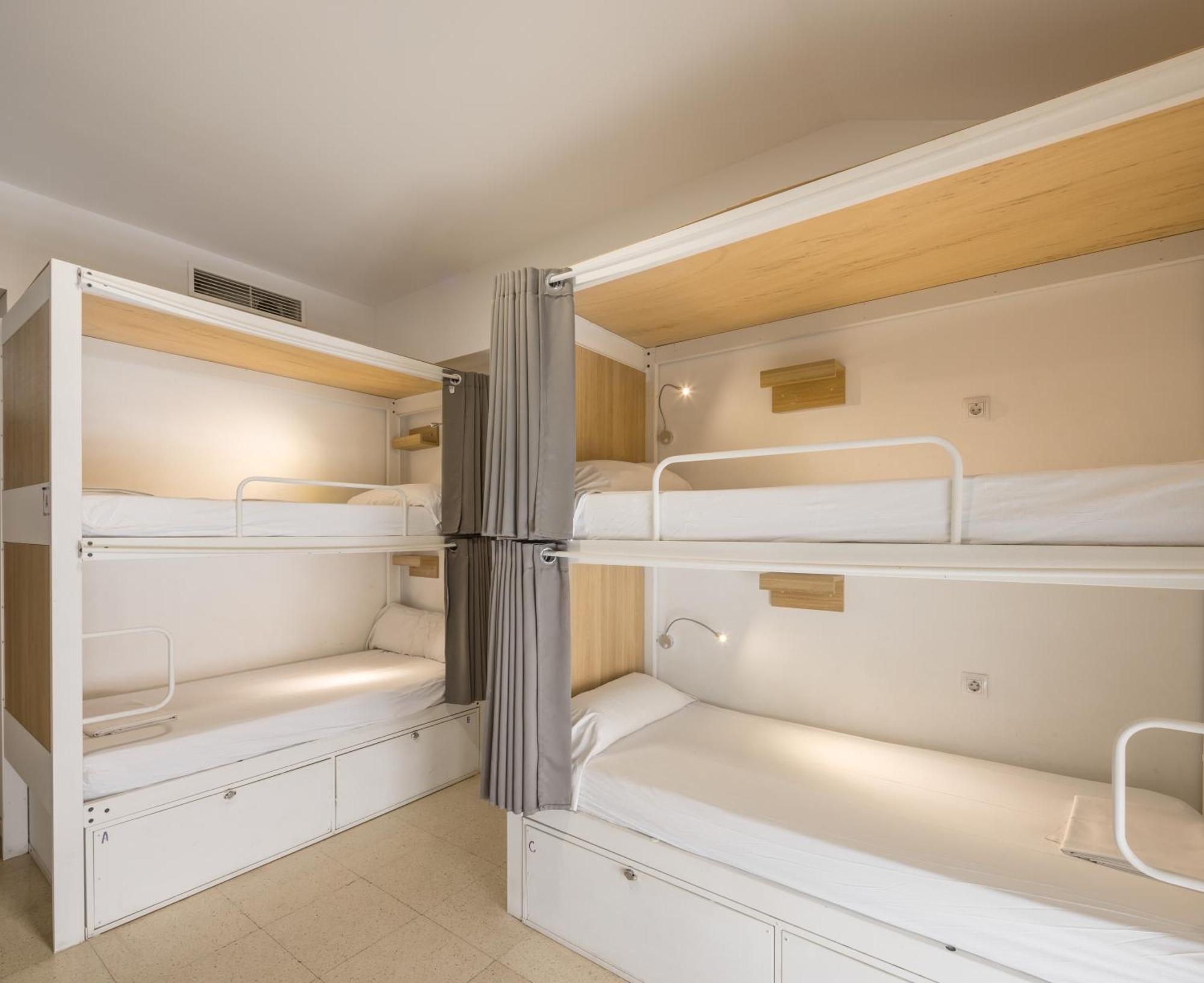 Bed 8-Bed Female Dormitory Room