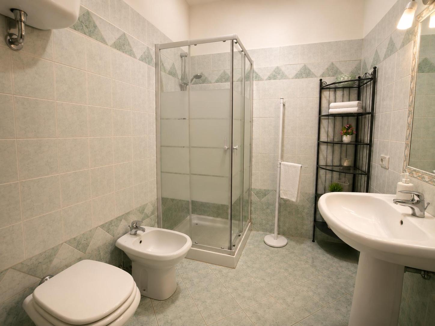 Camera Matrimoniale/Doppia con Letti Singoli con Bagno in Comune