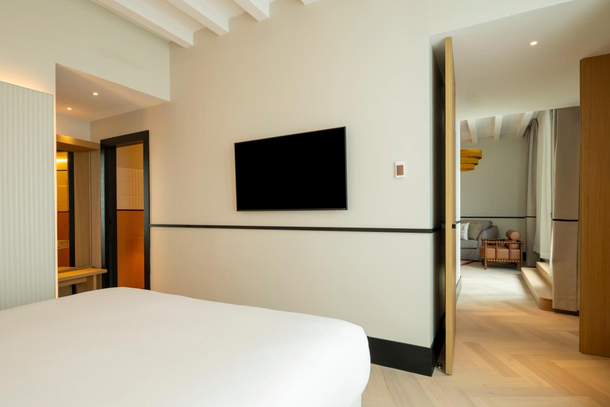 La Supreme Clavel Suite