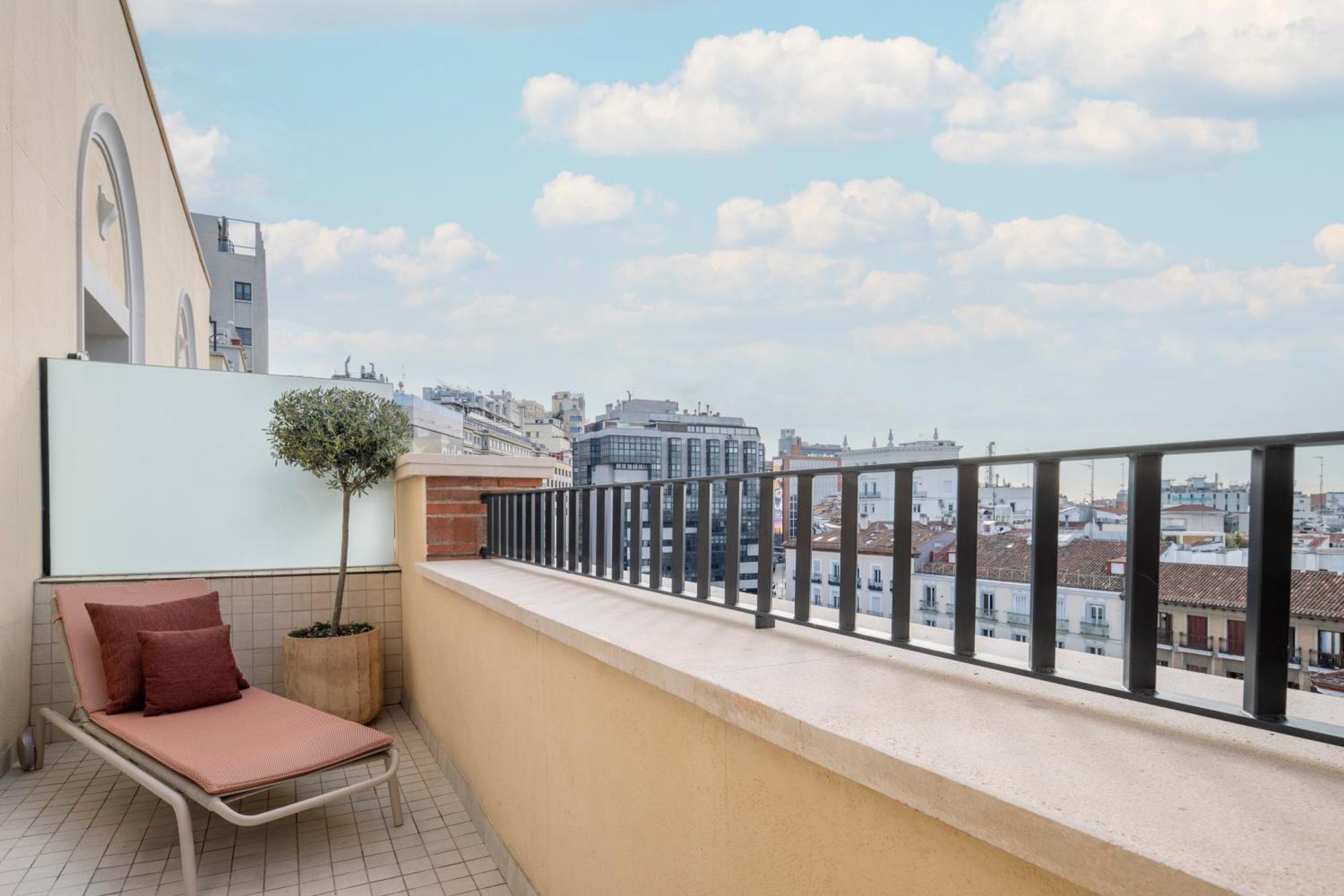 La Supreme Clavel Suite