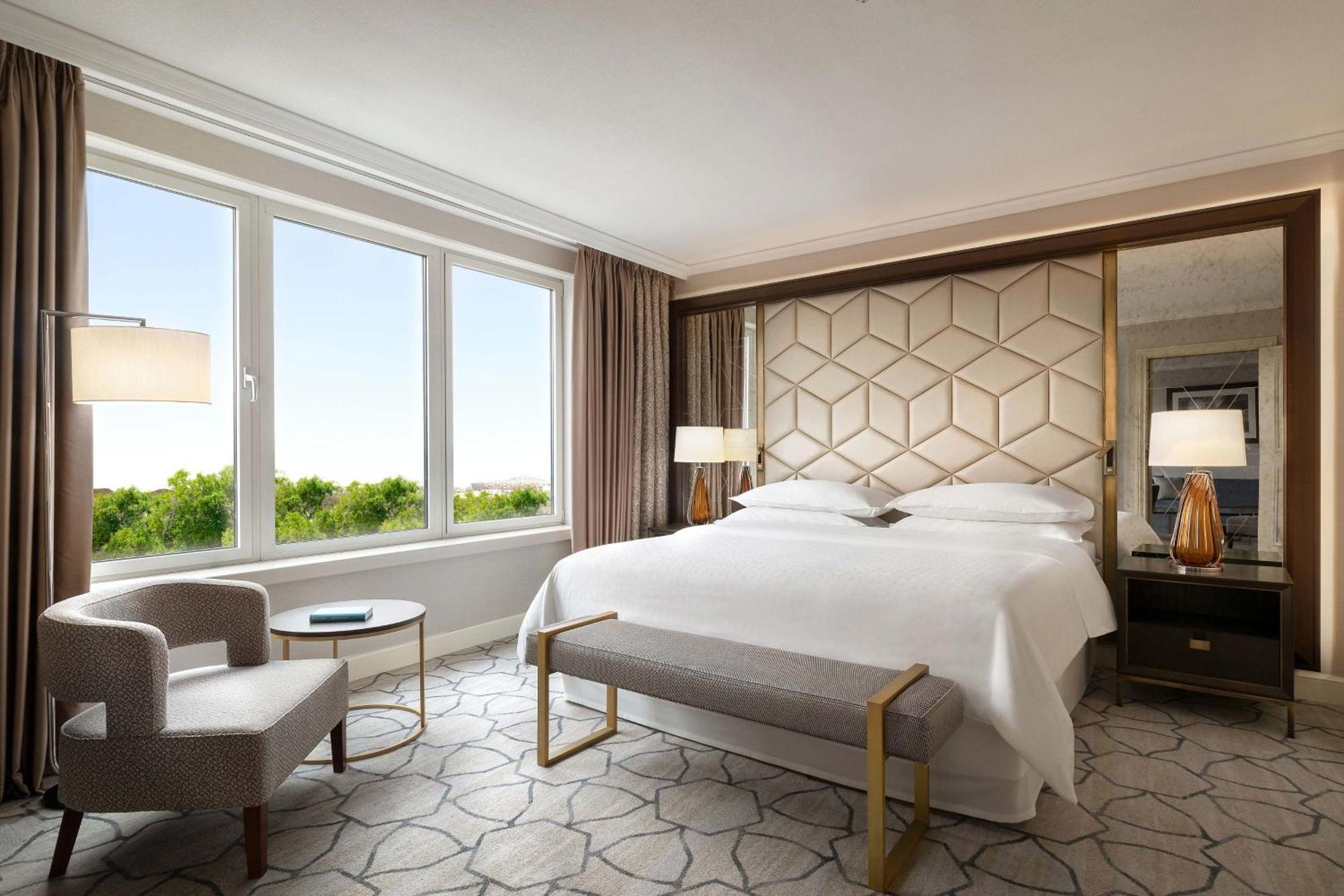 Deluxe Suite Club lounge access 1 Bedroom Larger Suite