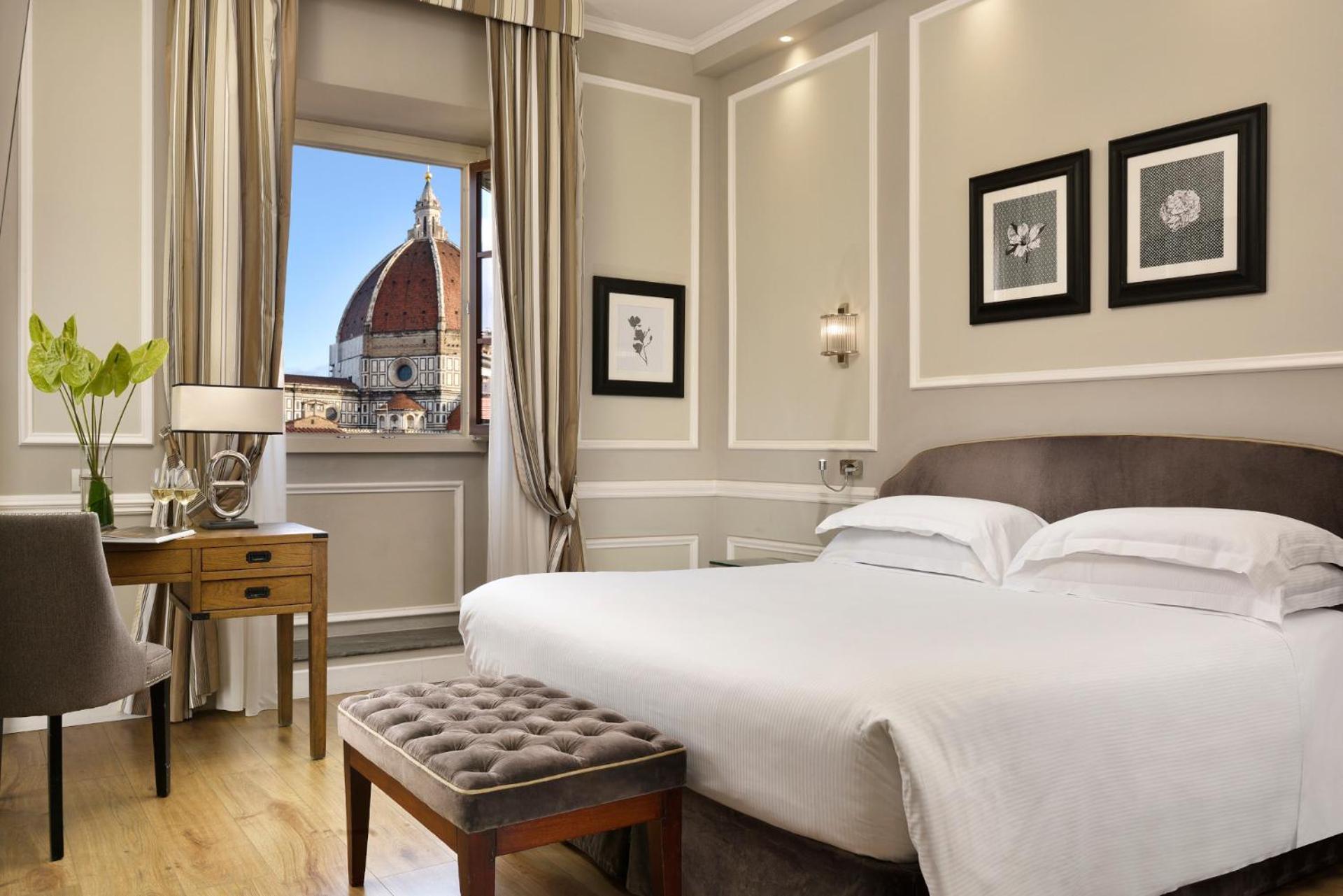 Quarto Prestige com cama de casal ou 2 de solteiro e vista da catedral