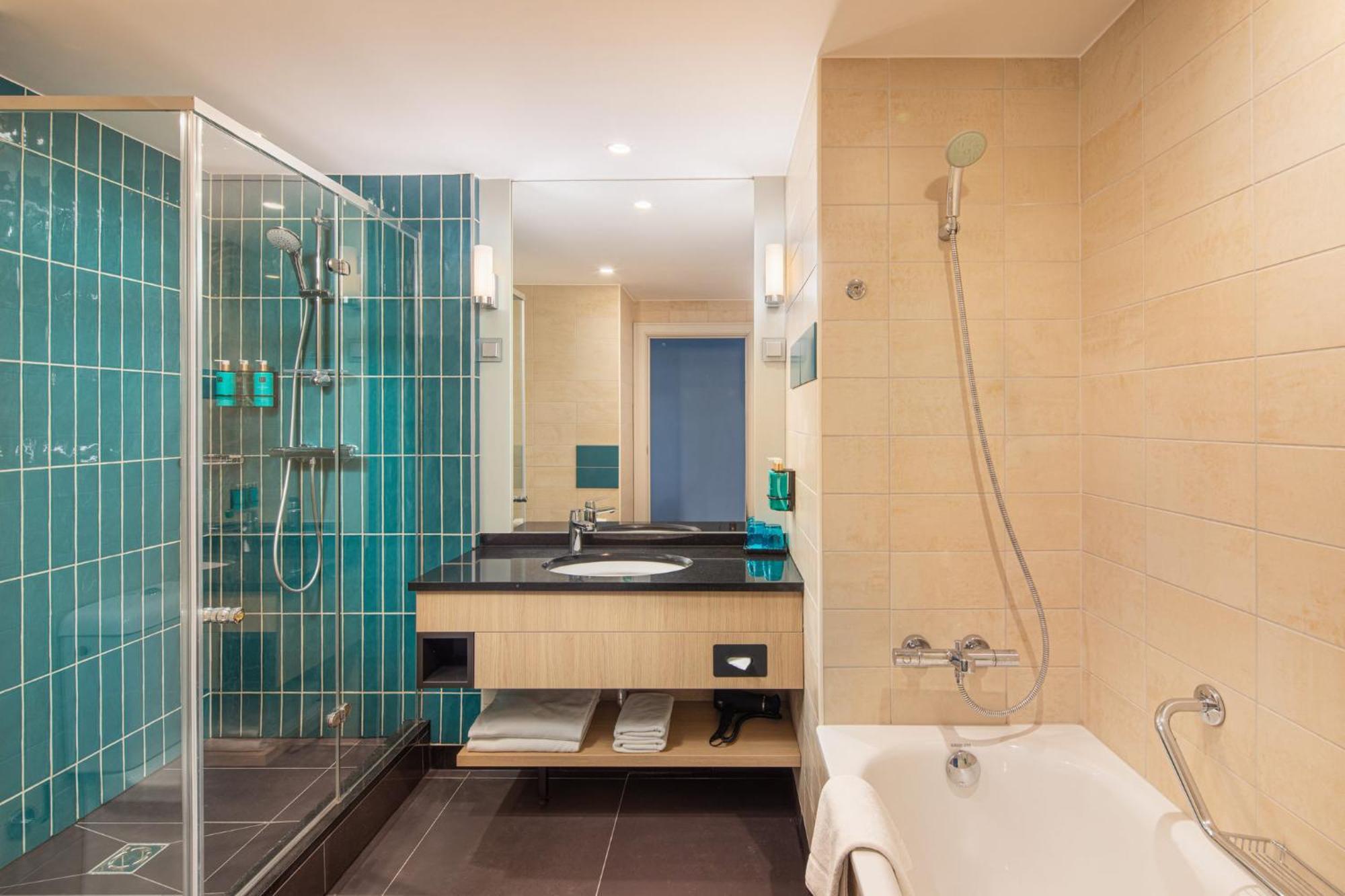Suite Premium con cama grande, sala de estar y acceso al salón