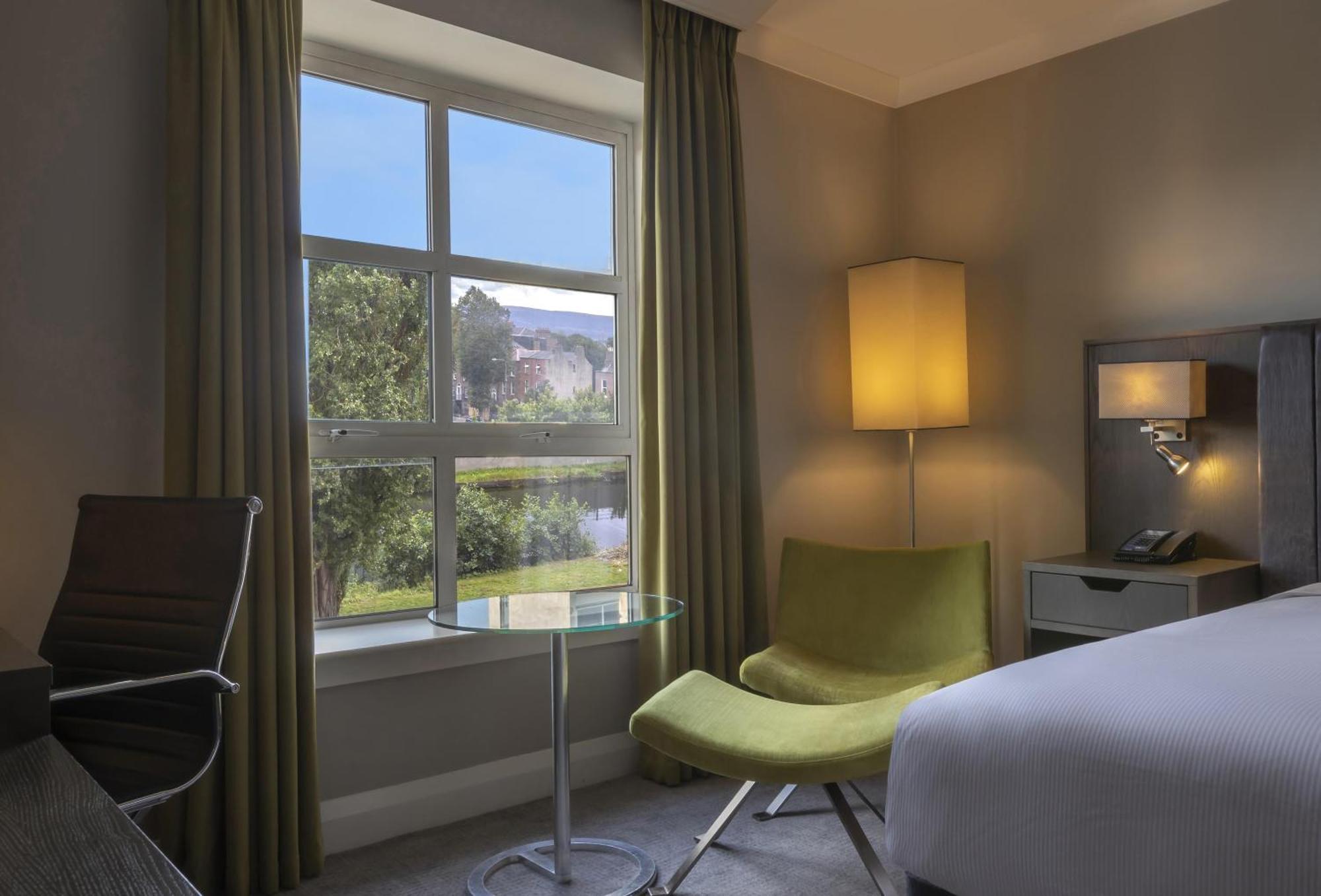 Habitación Estándar con cama grande y vistas al canal