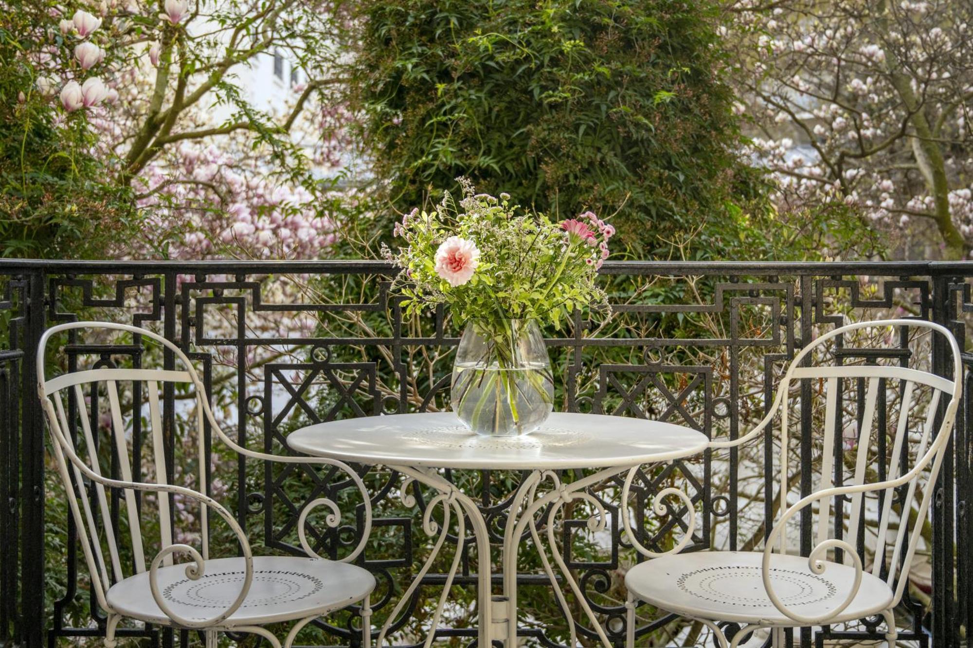 Suite Magnolia más grande con sofá cama y vistas al jardín - 1 cama extragrande