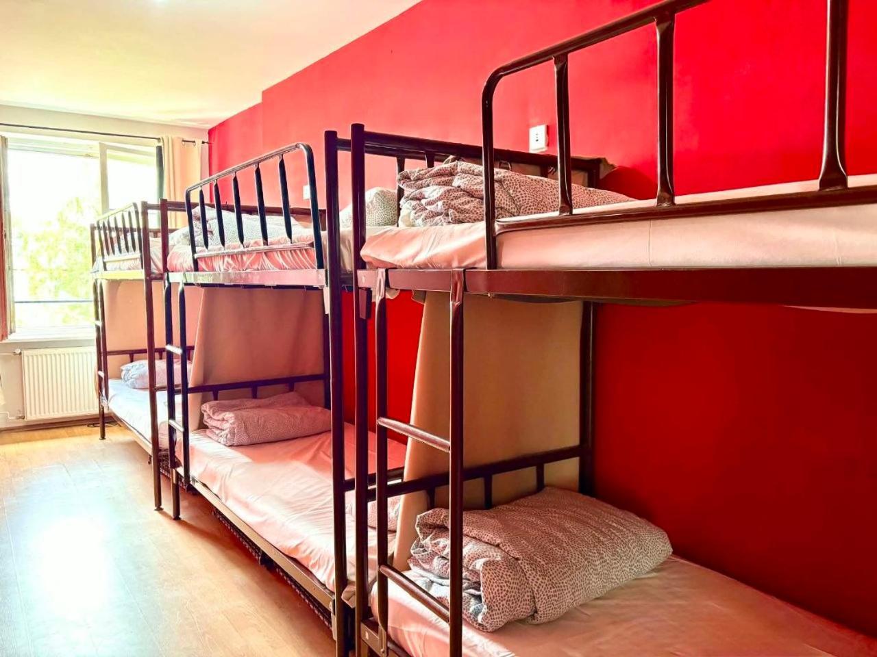 Posto Letto in Dormitorio Femminile con 6 Letti