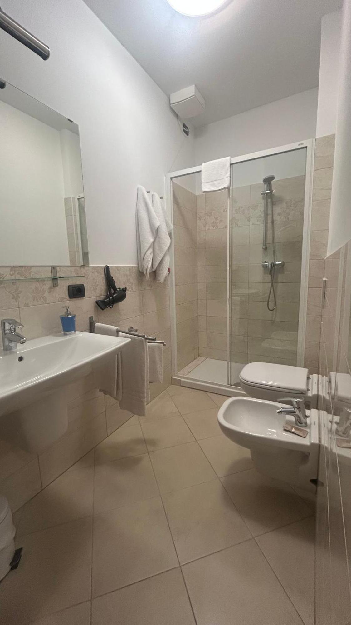 Camera Matrimoniale/Doppia con Letti Singoli con Bagno Privato Esterno