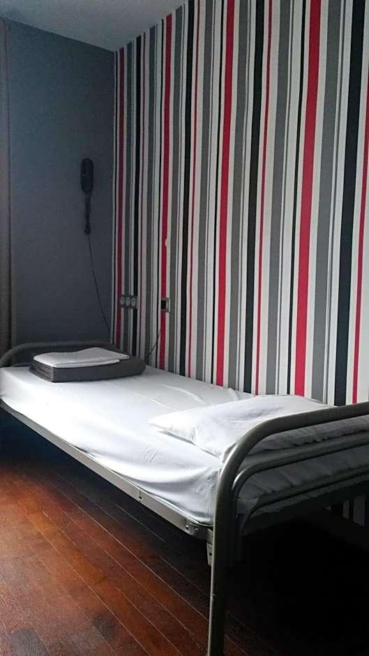 Posto Letto in Dormitorio Misto con 4 Letti