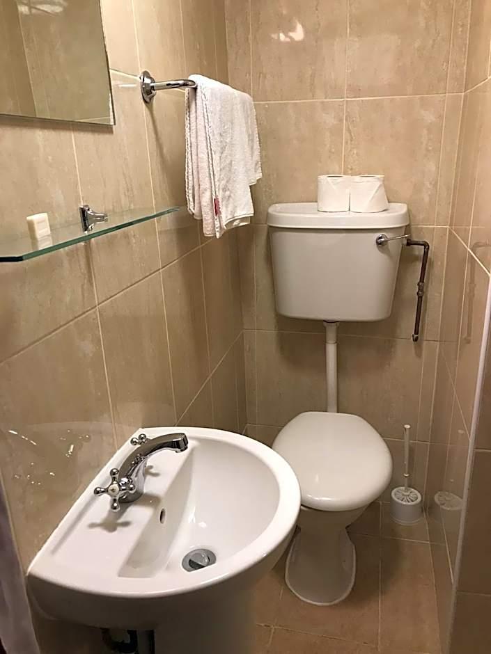 Camera Singola con Bagno Interno - Piano Seminterrato - Solo Pernottamento