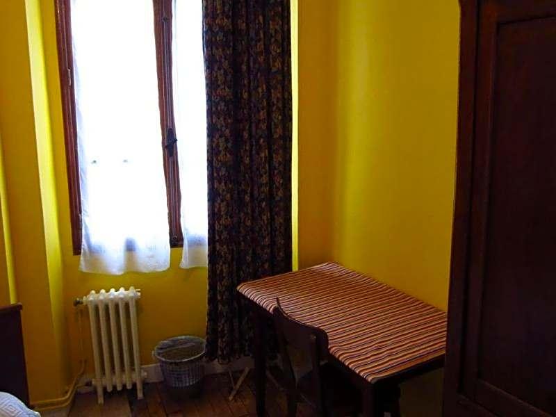 Habitación Individual con baño y aseo compartidos