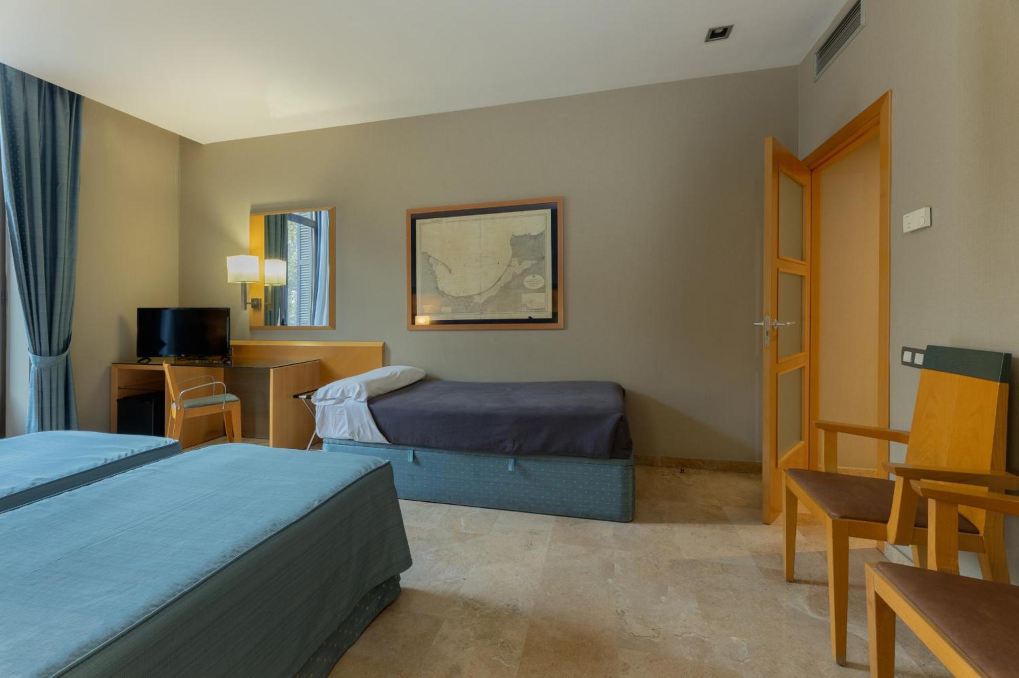 Chambre Double avec Lit d'Appoint et Balcon