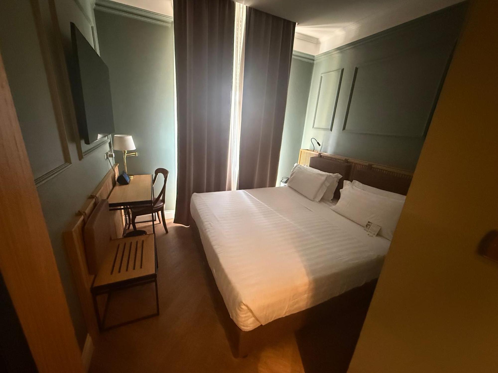 Quarto Duplo Pequeno com Cama Francesa