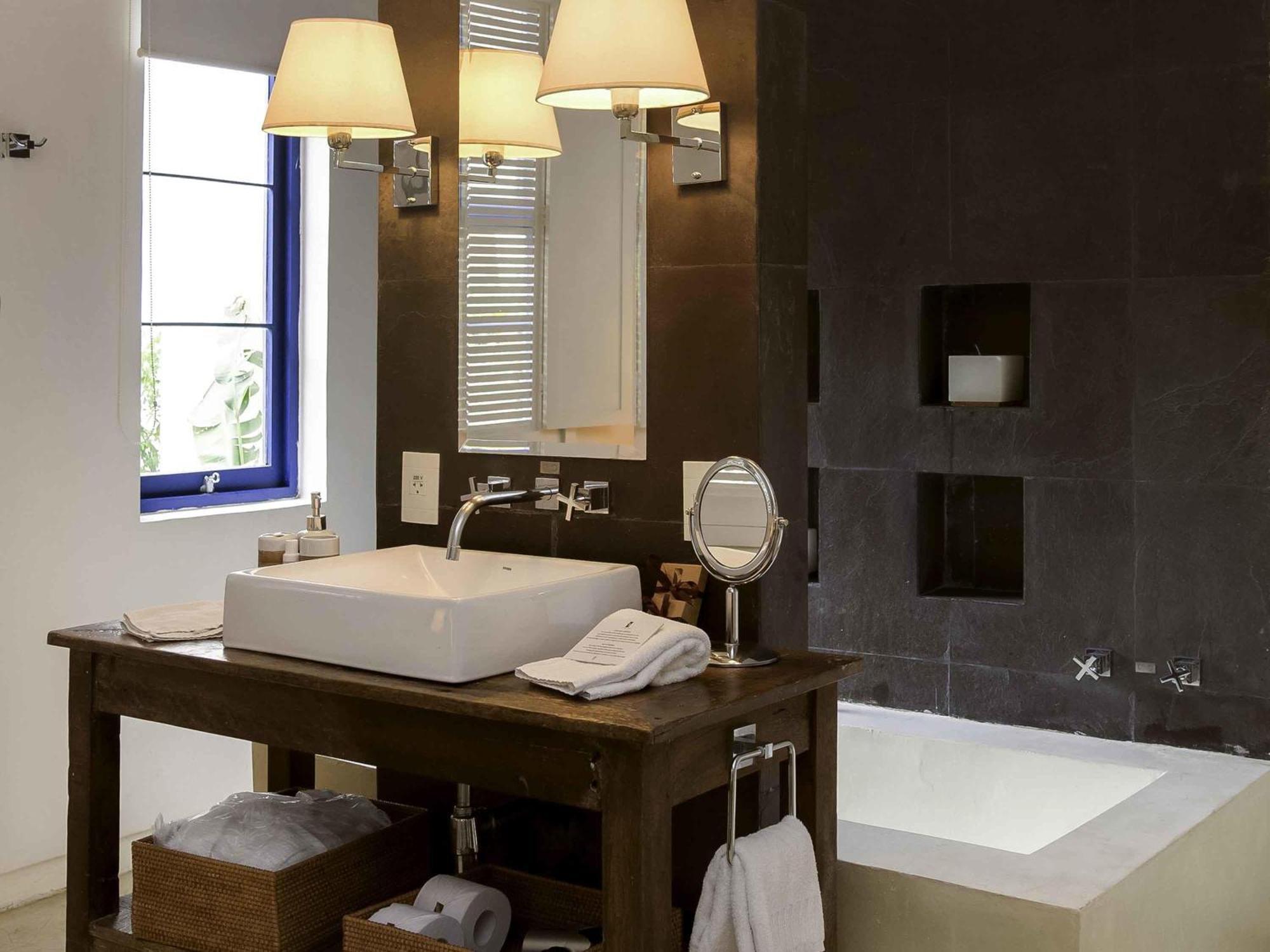Deluxe King Room Bathtub Garden View