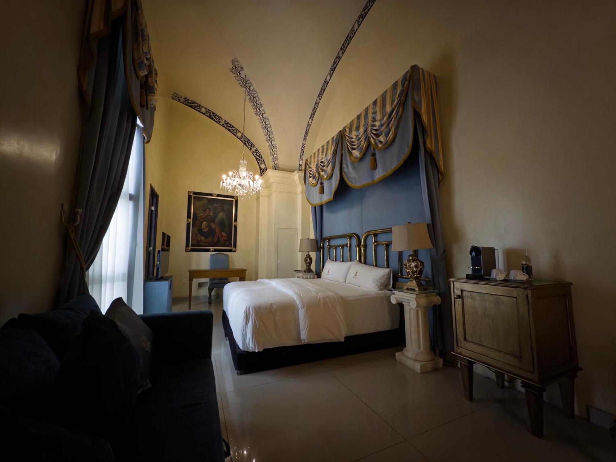 Deluxe King Suite