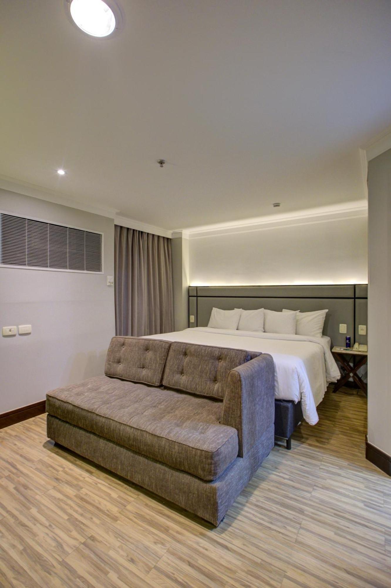 Habitación con cama extragrande.