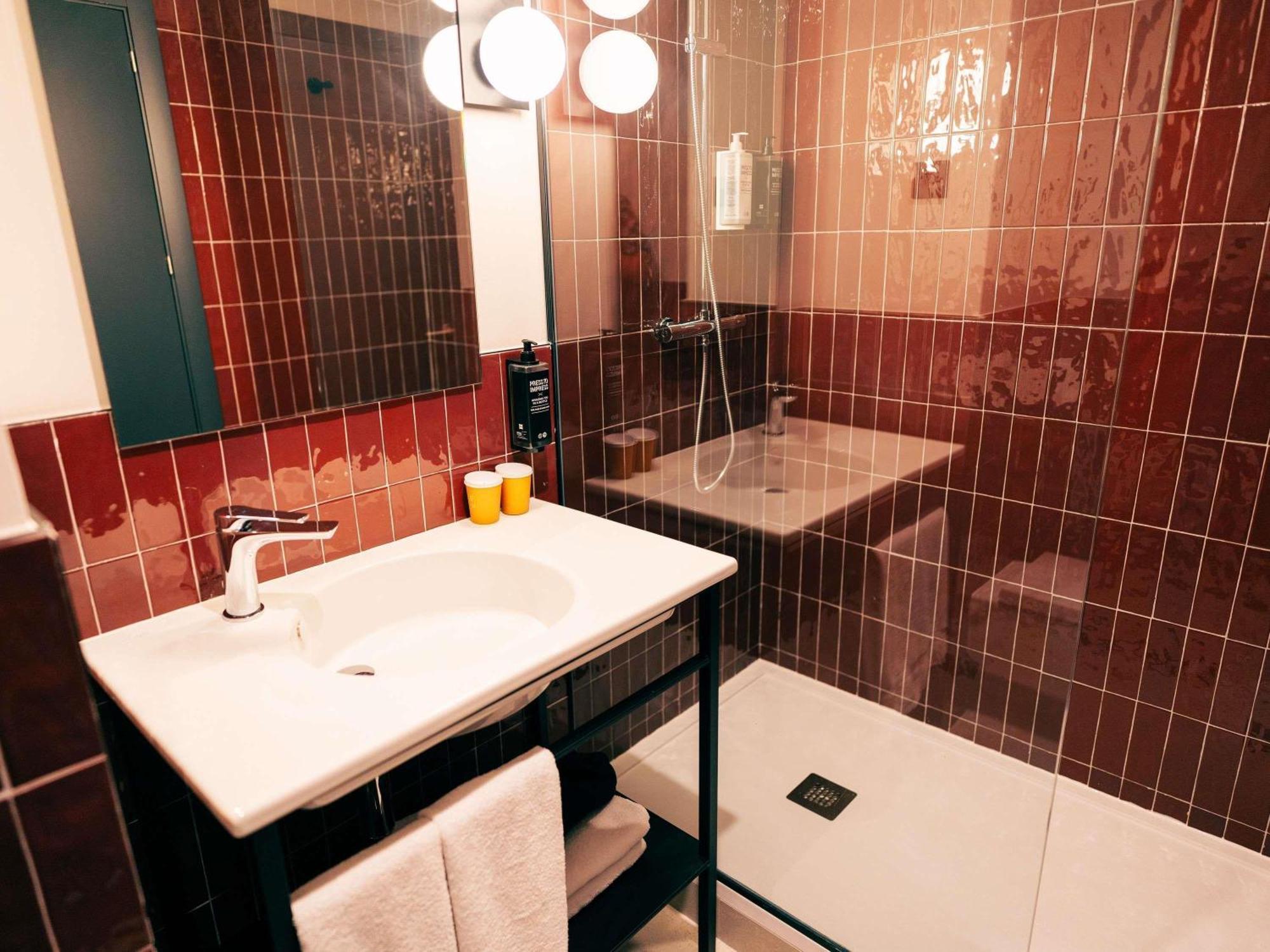 Standard room with 2 single beds