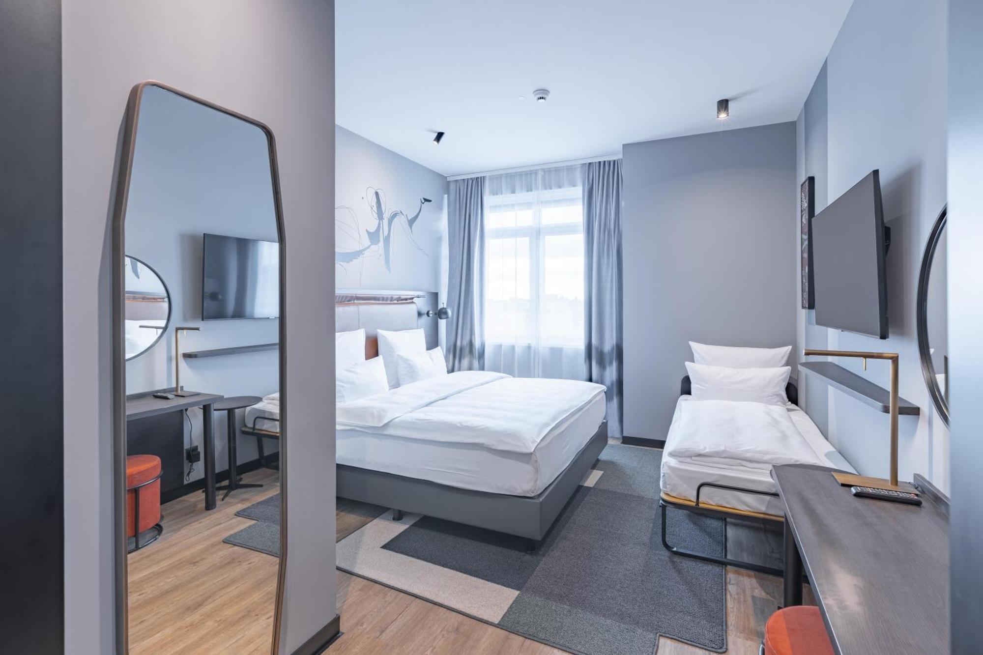 Business Dreibettzimmer mit zwei Einzelbetten