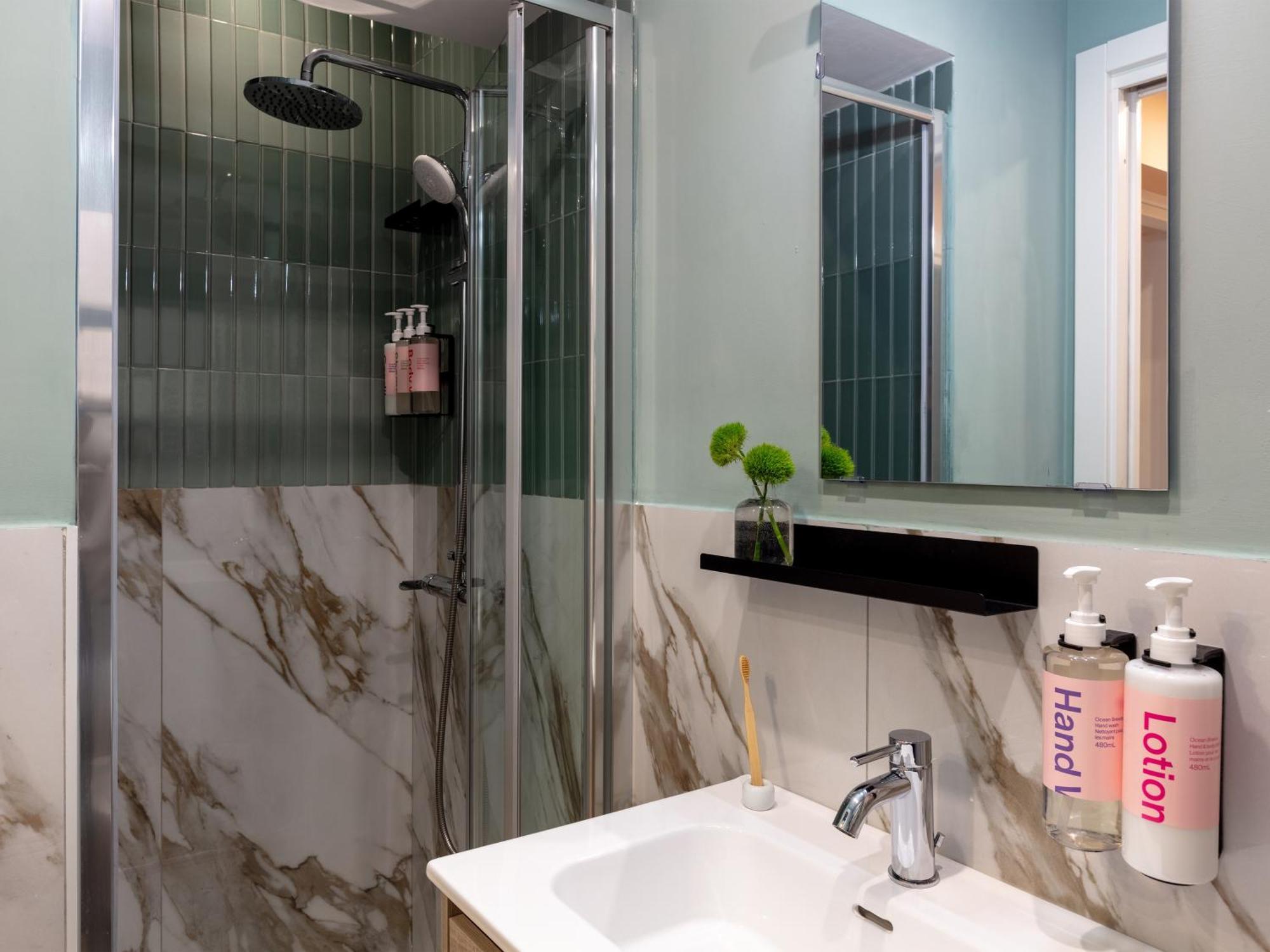 Sistemazioni Comunicanti con 2 Camere da Letto e 1 Bagno