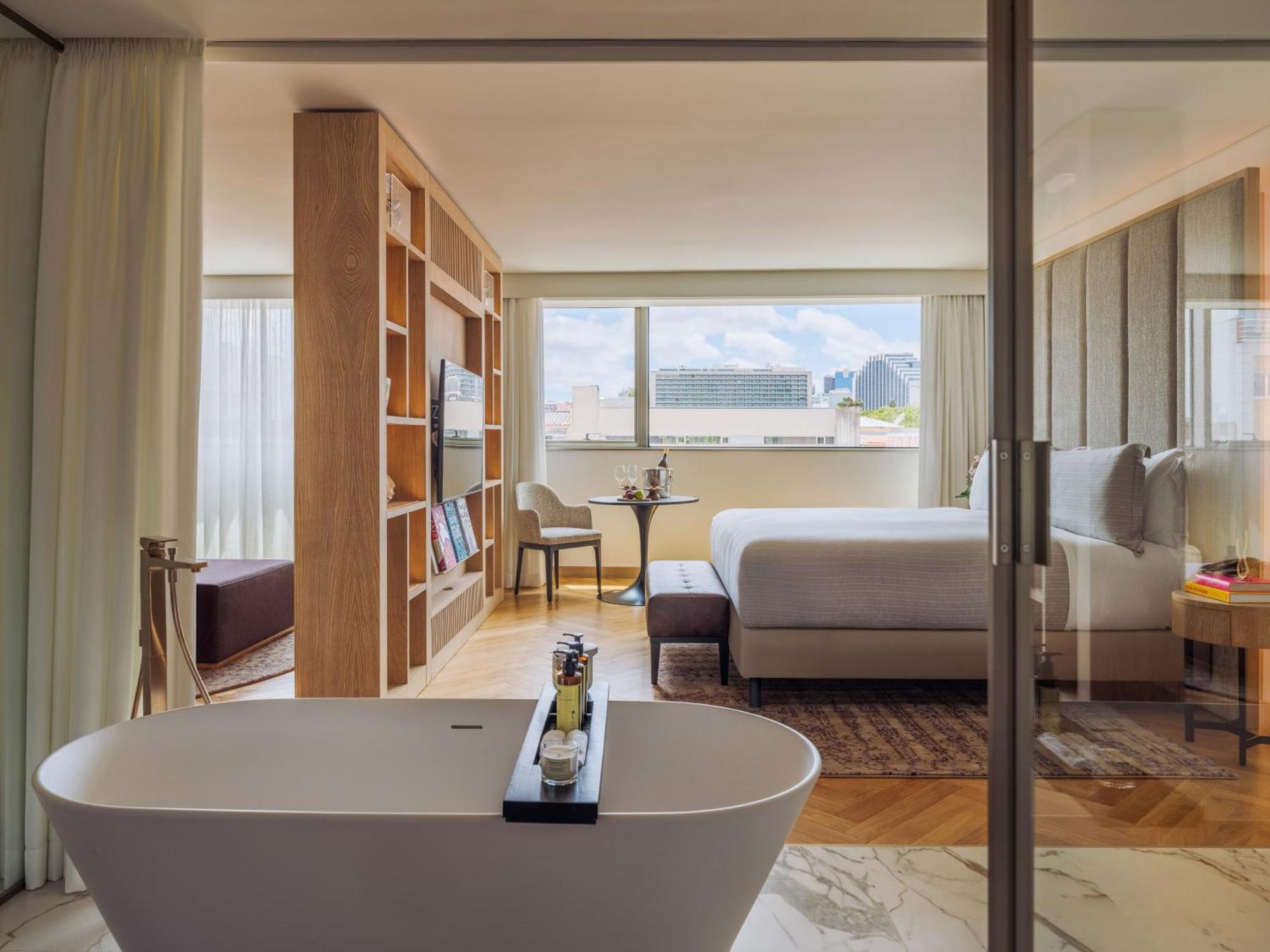 Suite Beyond ME+ con acceso al spa (2 adultos + 2 niños)