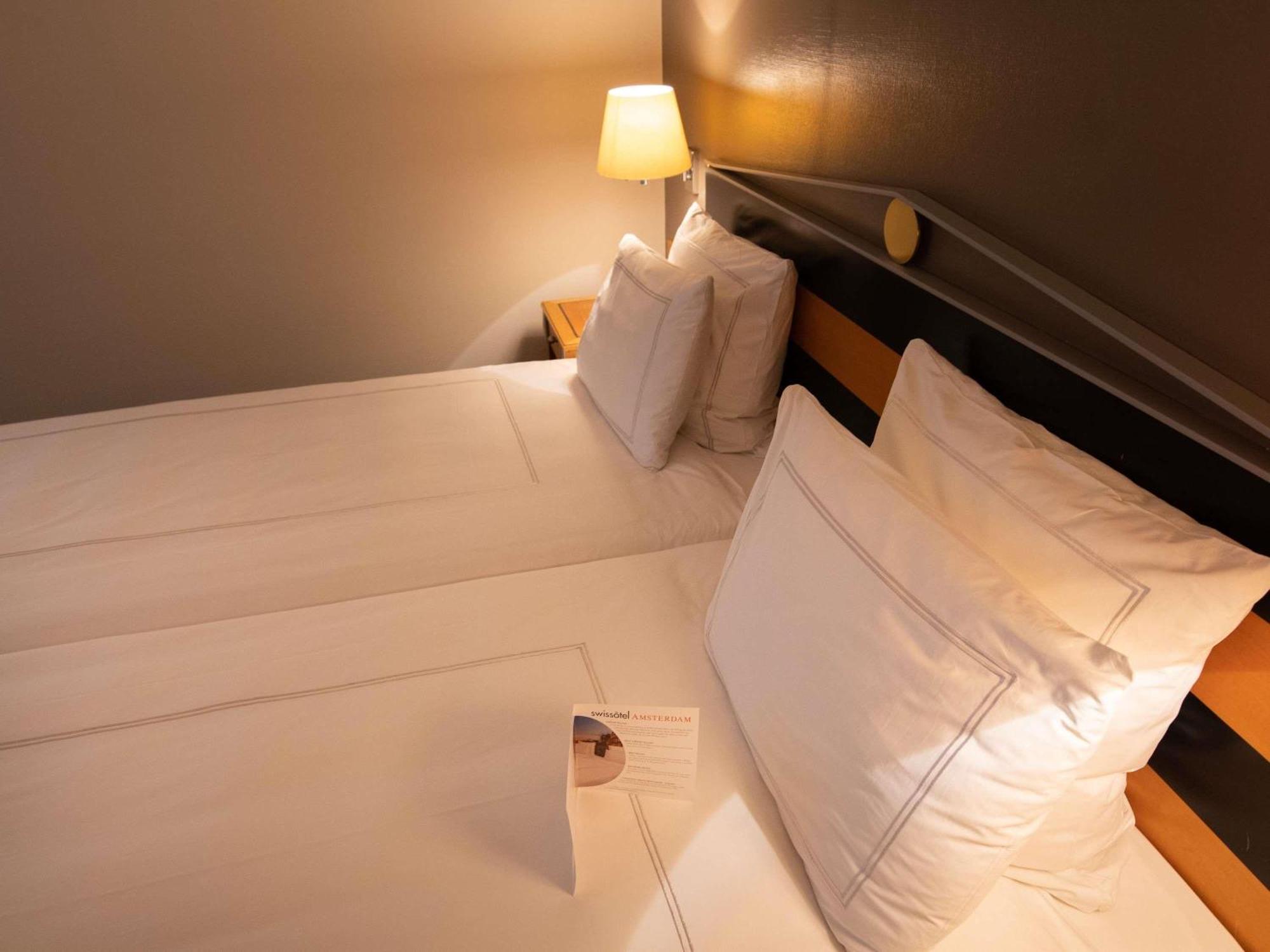 Quarto Clássico com 2 Camas de Solteiro