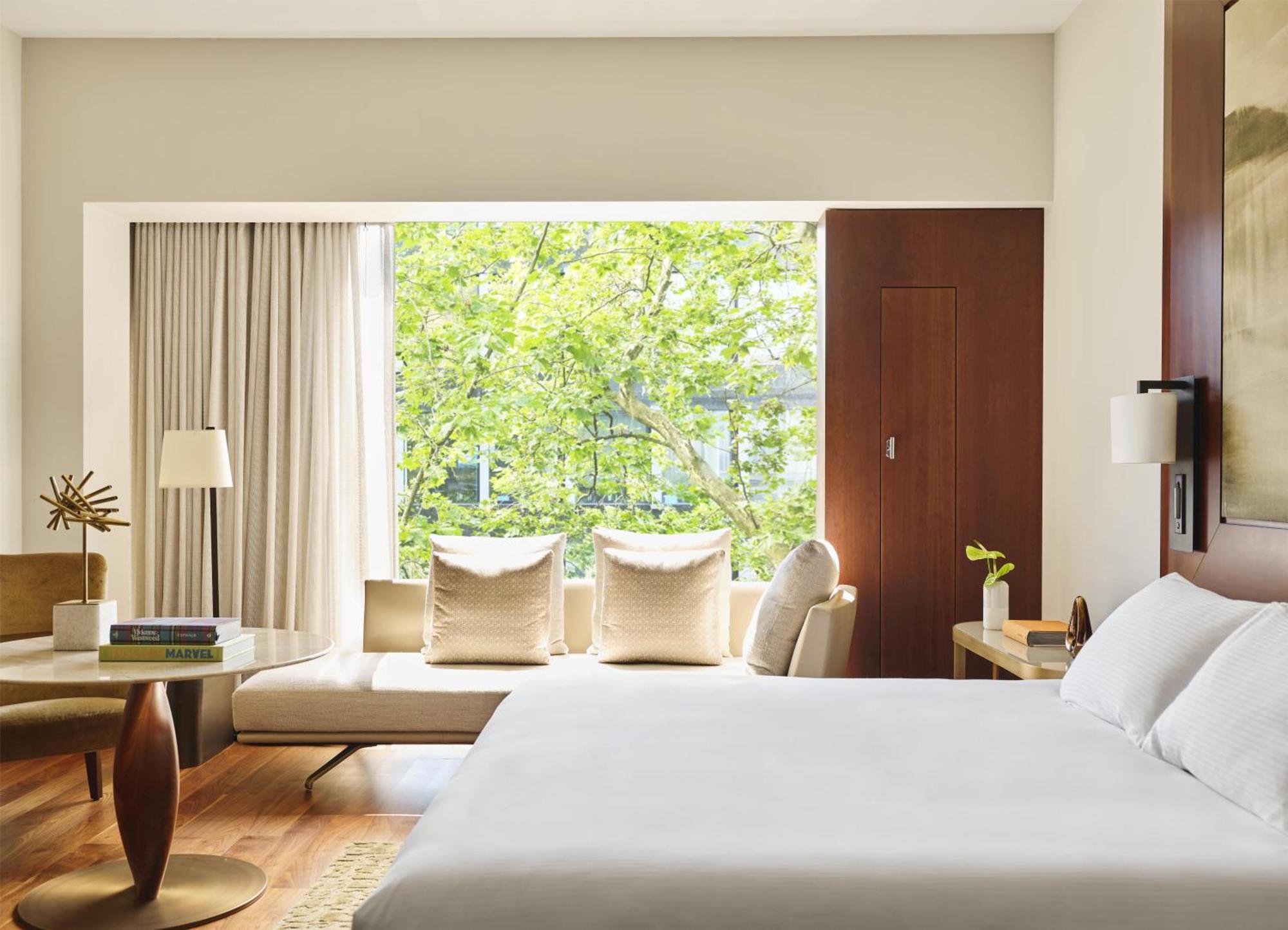 Habitación con cama extragrande.