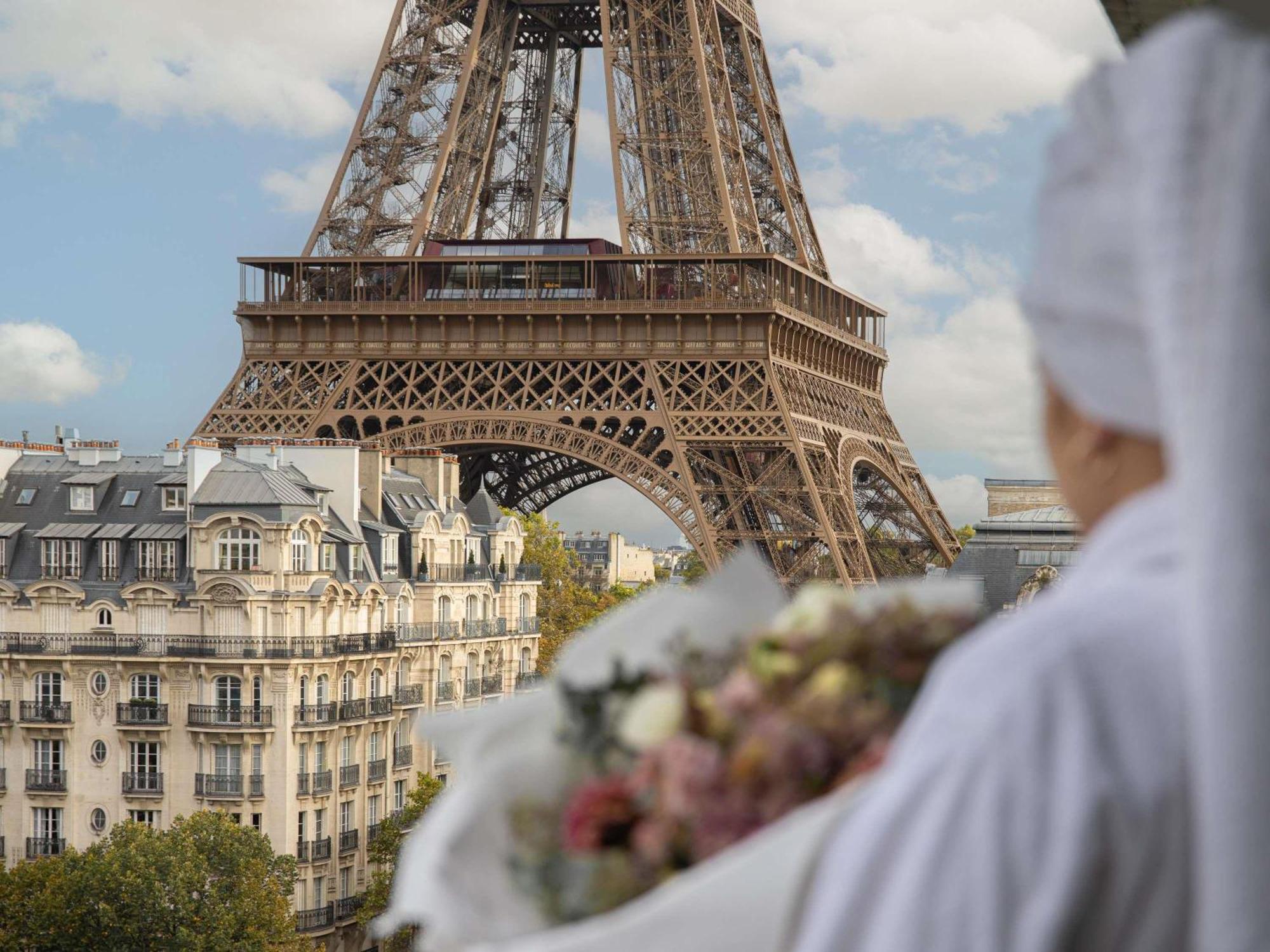 Quarto Twin Deluxe com Sofá, Varanda e Vista Torre Eiffel - Piso Alto