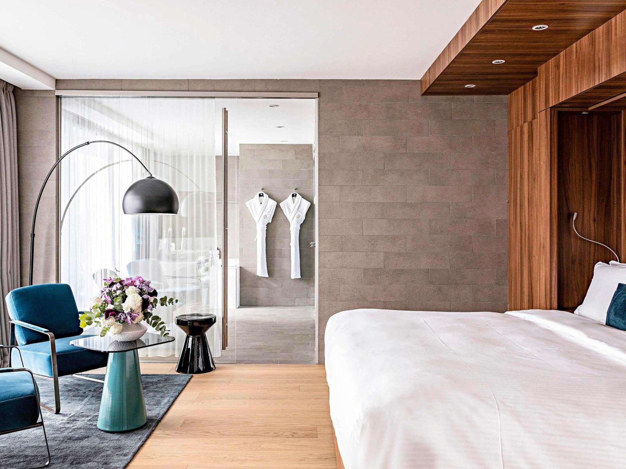 PENTHOUSE EIFFEL One King Bed View Top floor
