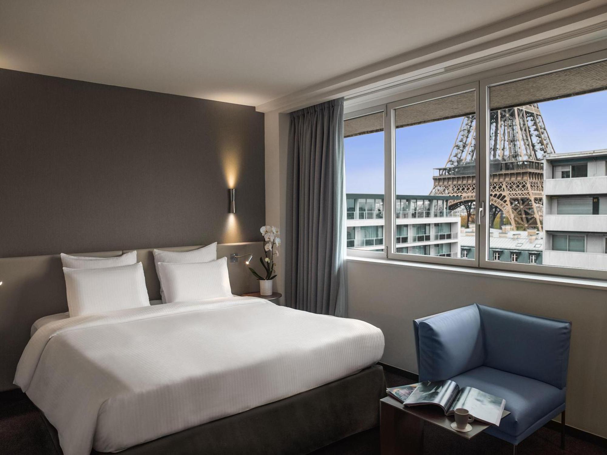 Junior King Suite Sofa Bed Eiffel Tower View