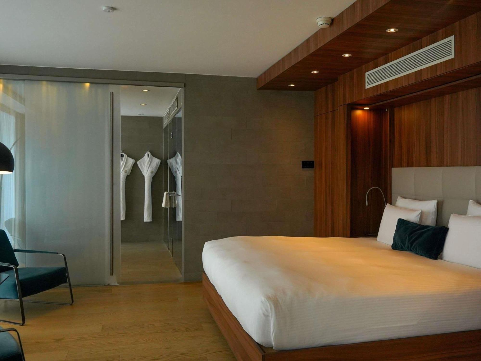 PENTHOUSE EIFFEL One King Bed View Top floor