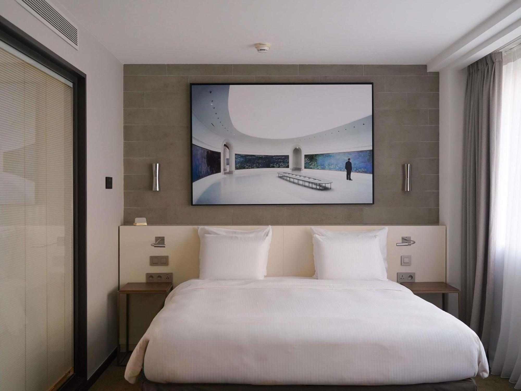 Junior King Suite Sofa Bed Eiffel Tower View