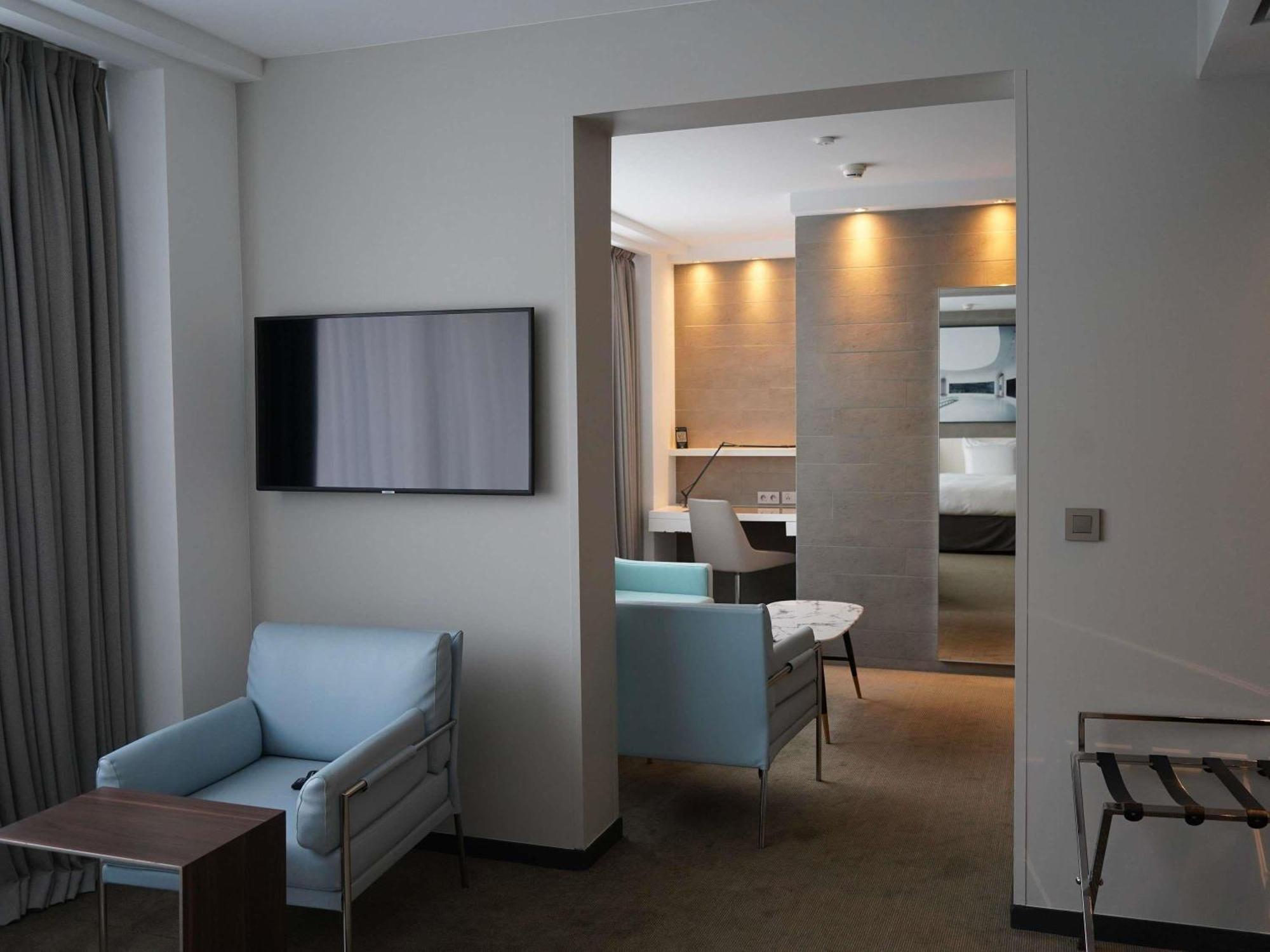 Junior King Suite Sofa Bed Eiffel Tower View