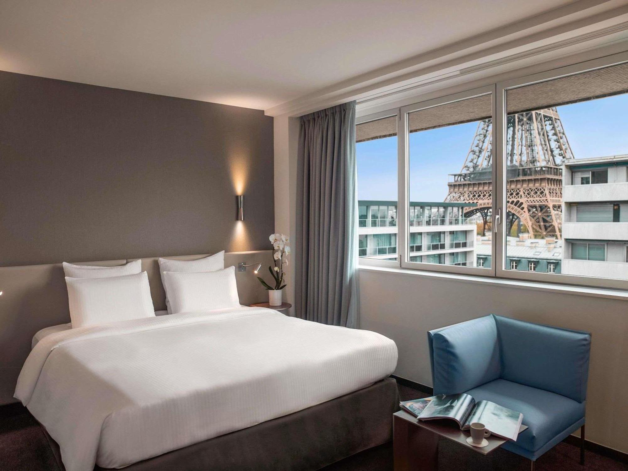 Junior King Suite Sofa Bed Eiffel Tower View
