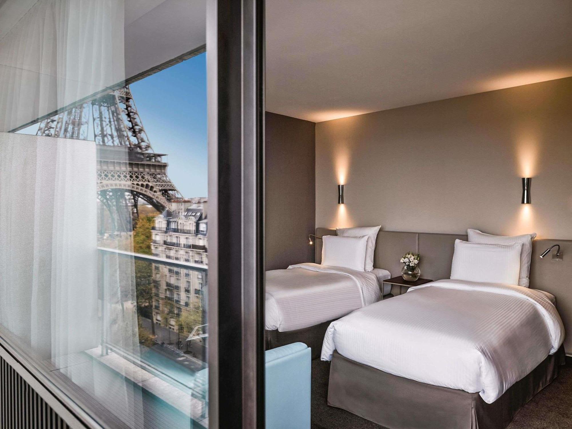 Deluxe Twin Room high floor Sofa Balcony Eiffel Tower View