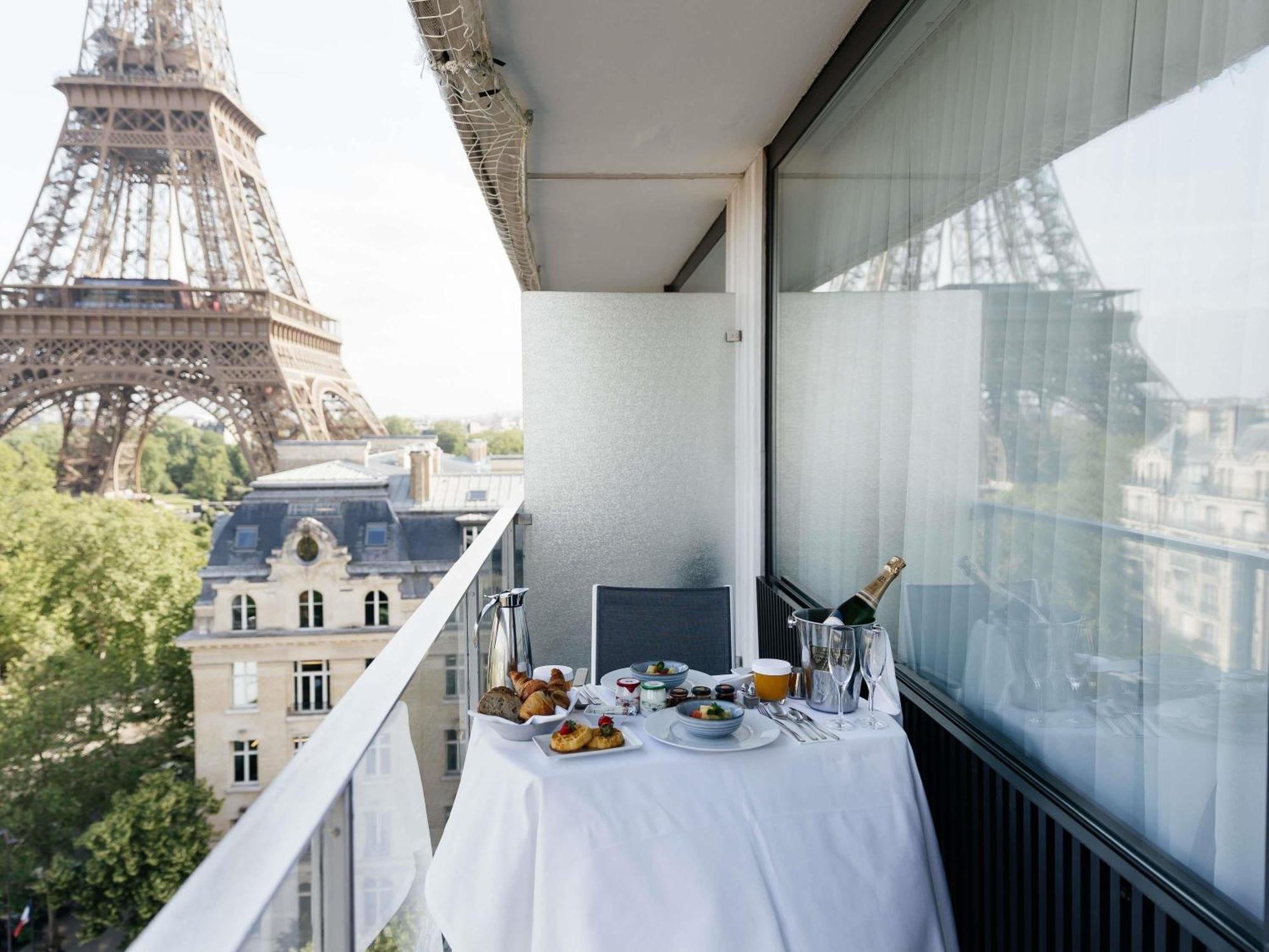 Deluxe Twin Room high floor Sofa Balcony Eiffel Tower View