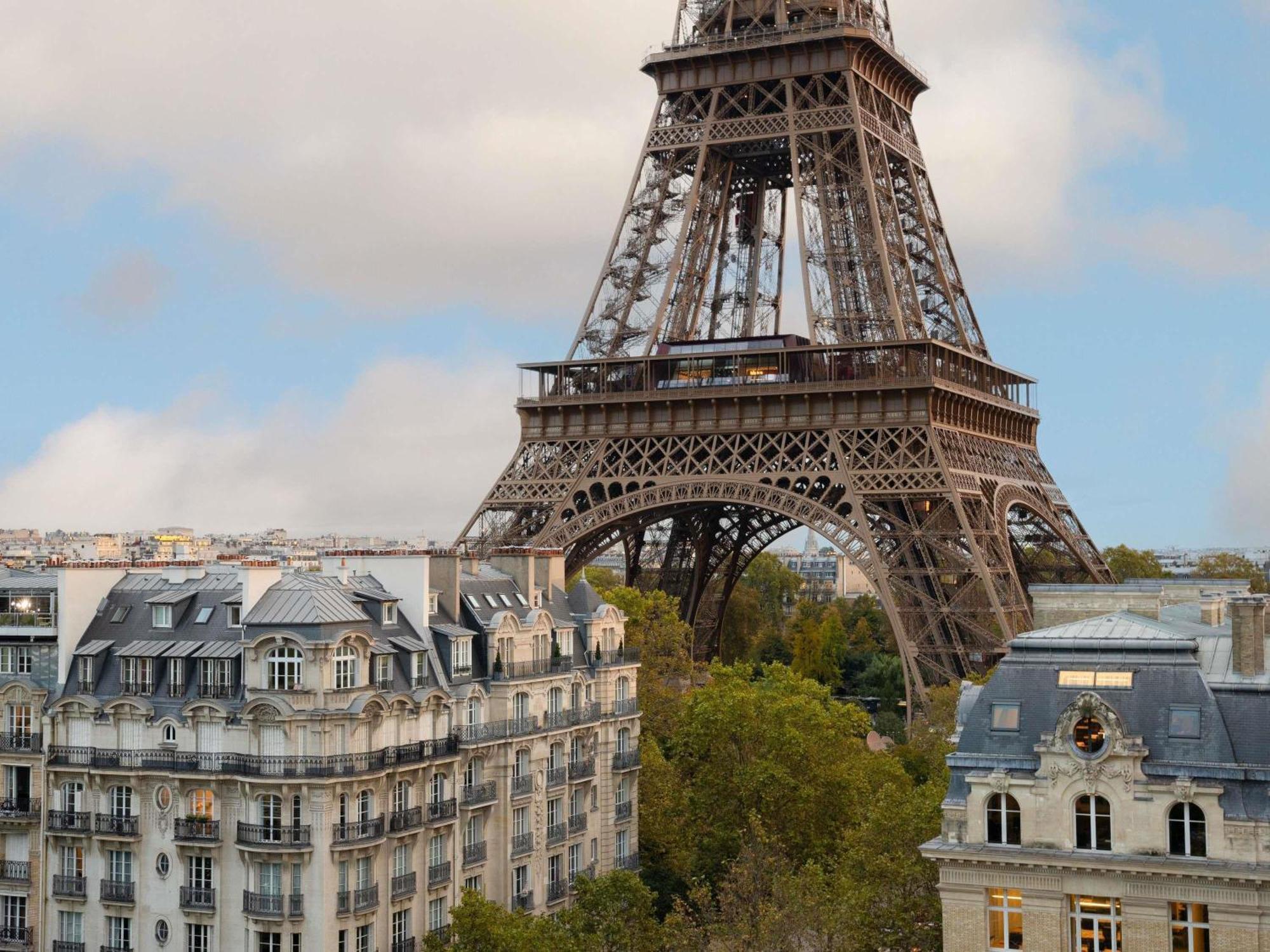 Deluxe Twin Room high floor Sofa Balcony Eiffel Tower View