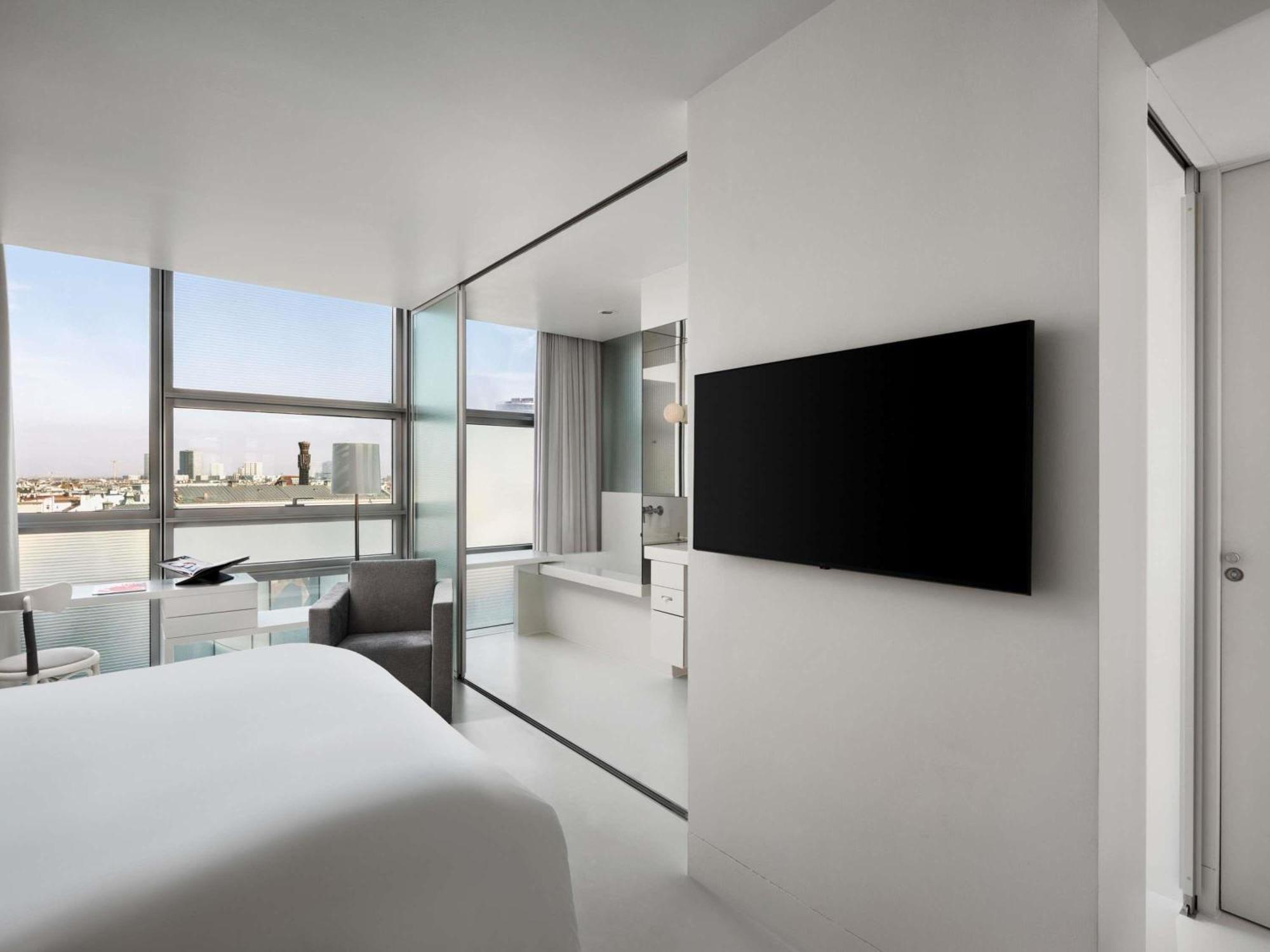 Classic – Ferris Wheel View, lower floors, queen-size bed