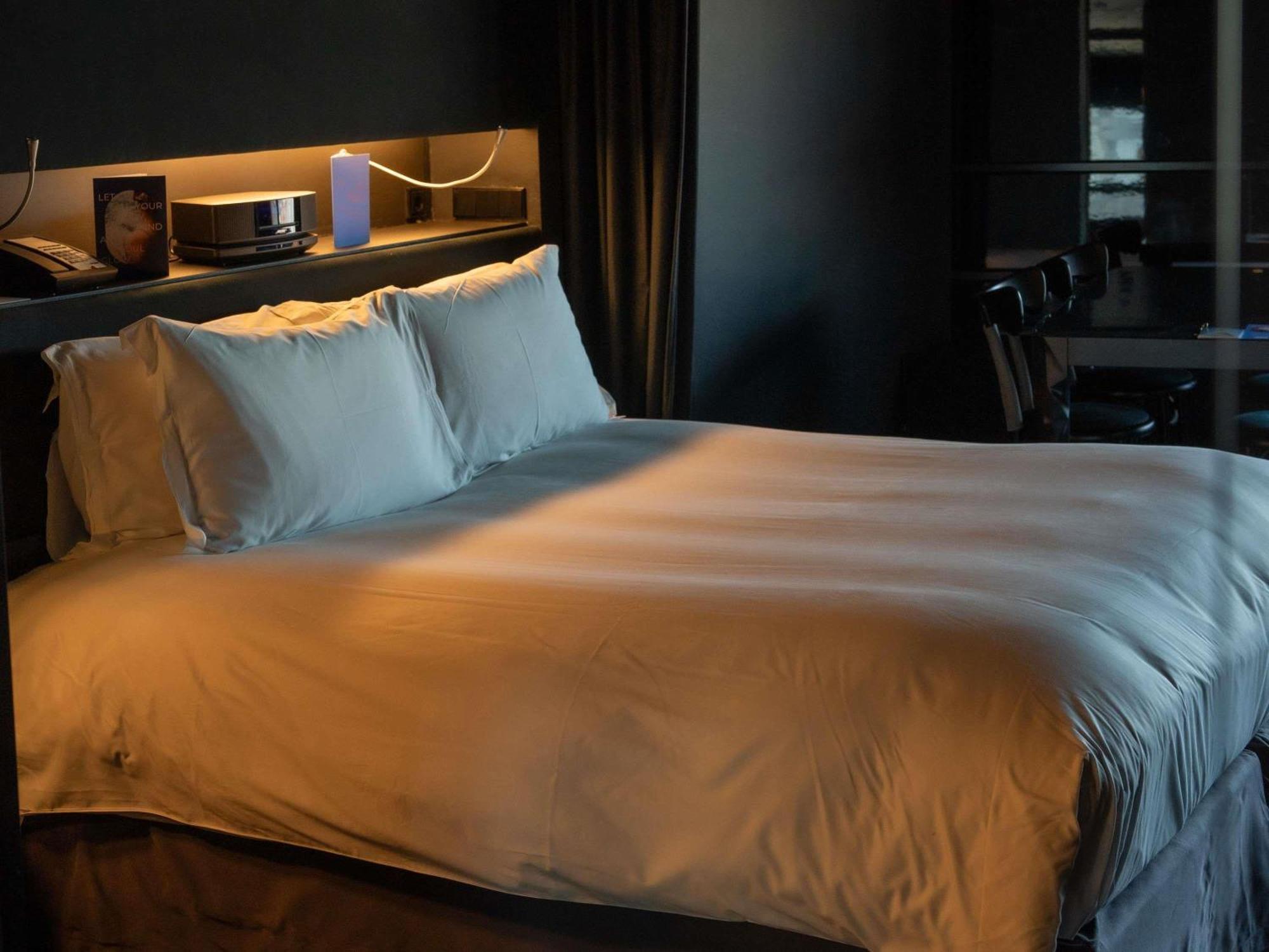Black Deluxe King Suite with Danube Canal View