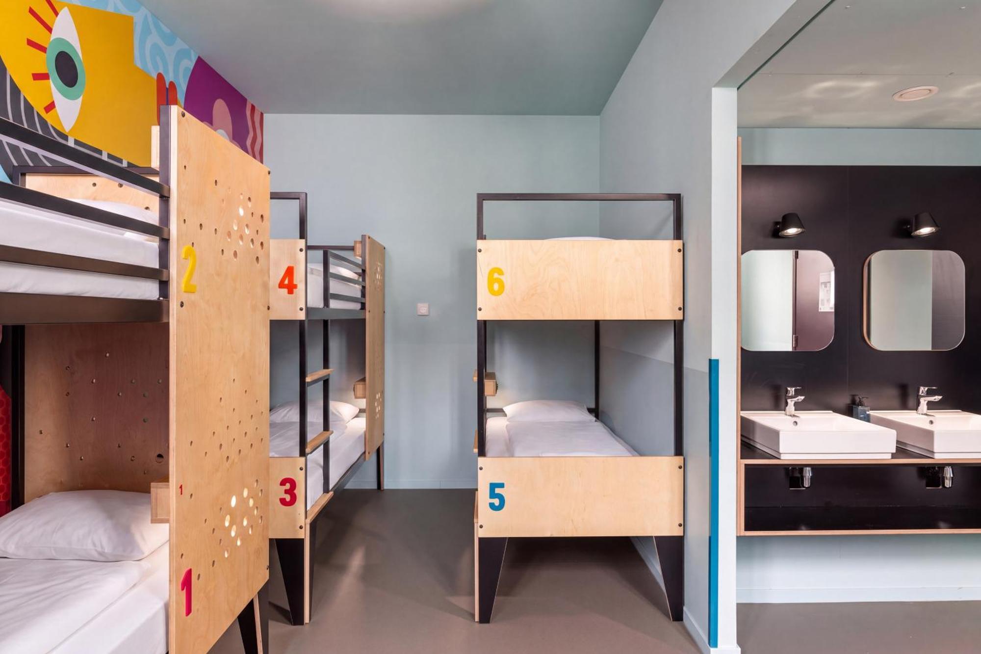 Bed 10 Bed Mixed Room