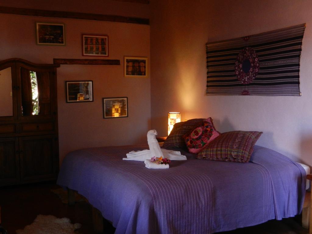 Habitación con cama extragrande.