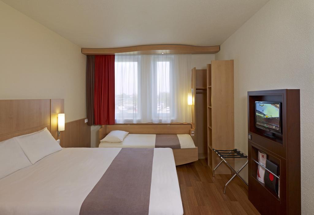 Standard Family Room One Double Bed One Single Bed,226607930:JPEG