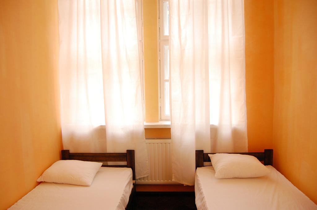 Camera Budget Doppia con Letti Singoli con Bagno in Comune