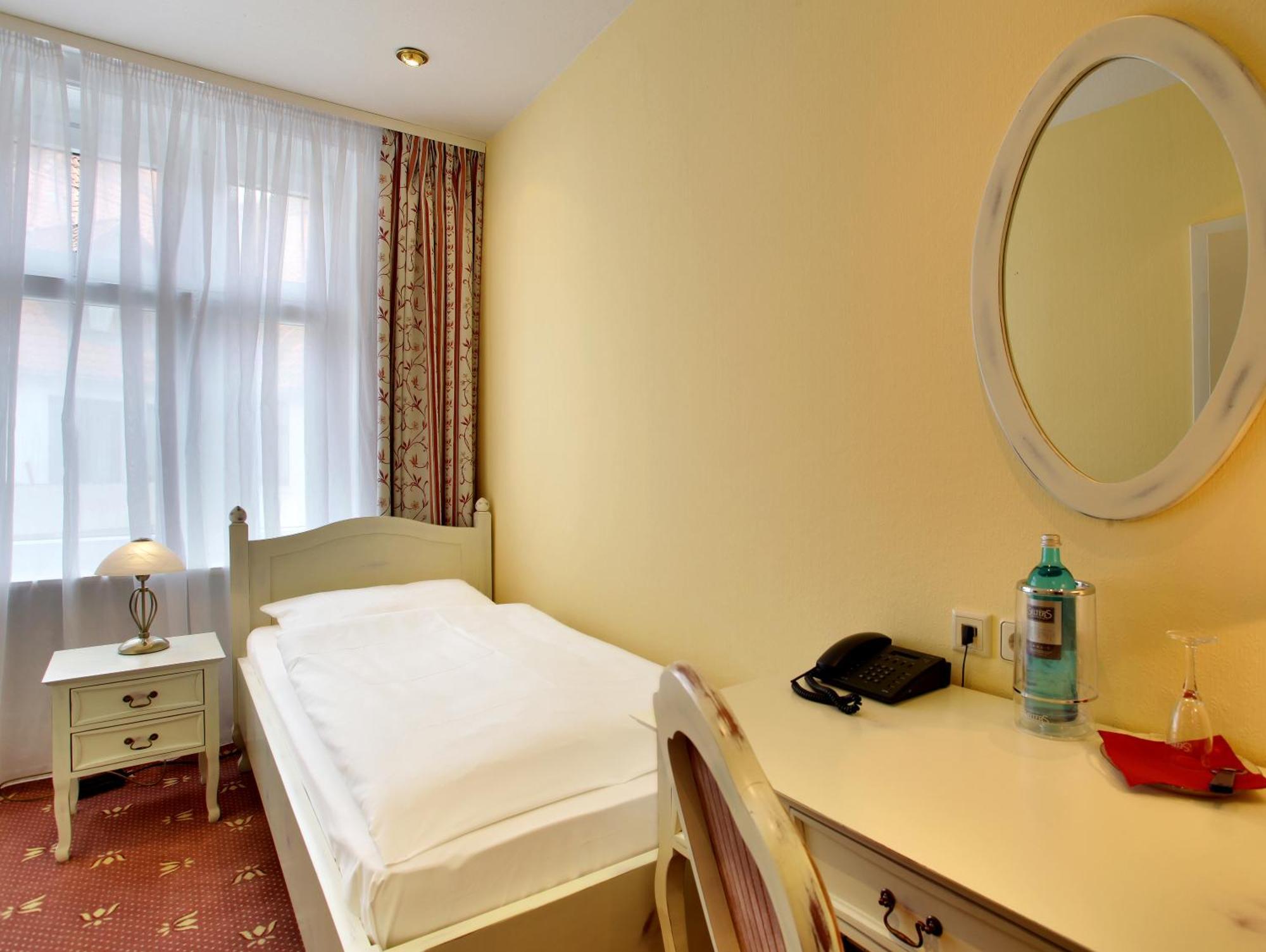 Budget Double Room,30657638:JPEG